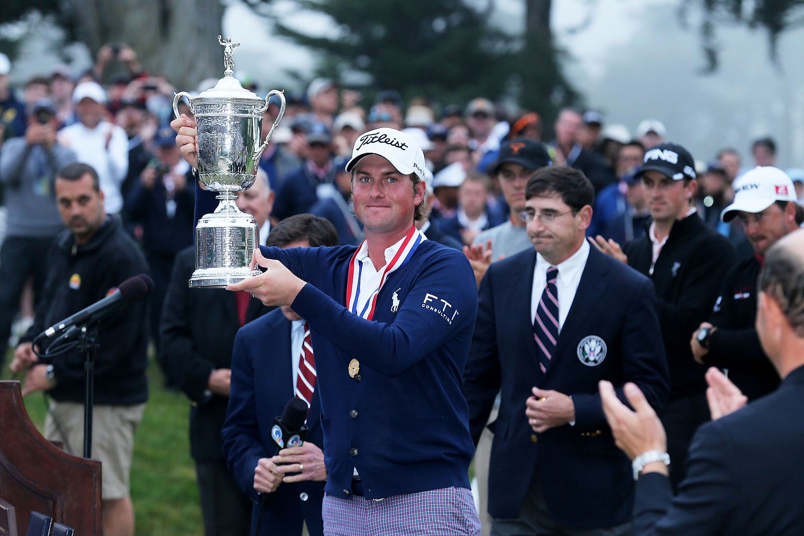 El estadounidense Webb Simpson levanta la copa como ganador del US Open 2012, su primer 'grande' con solo 26 años.