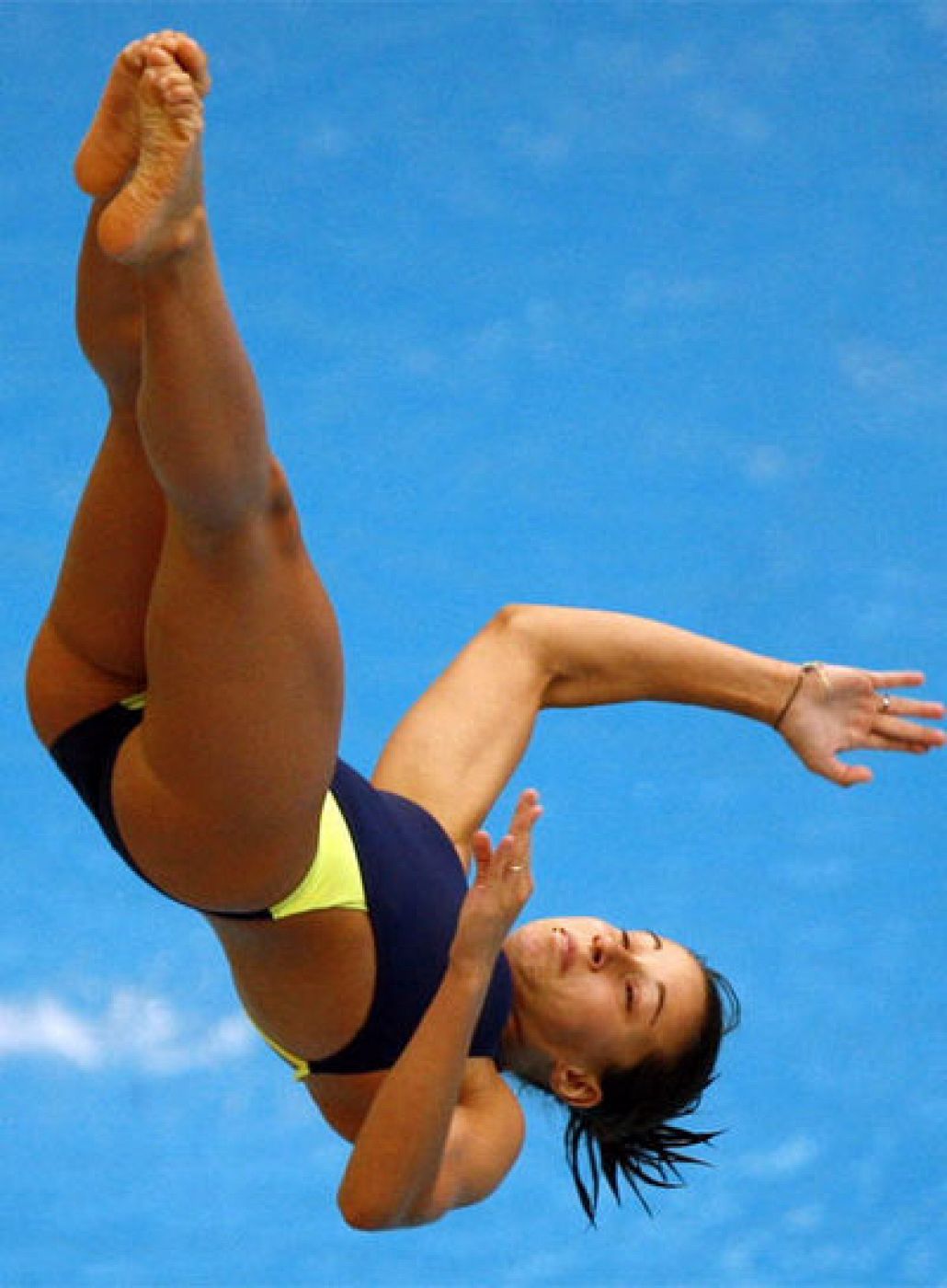 La canaria Jennifer Benítez, en un salto de trampolín.