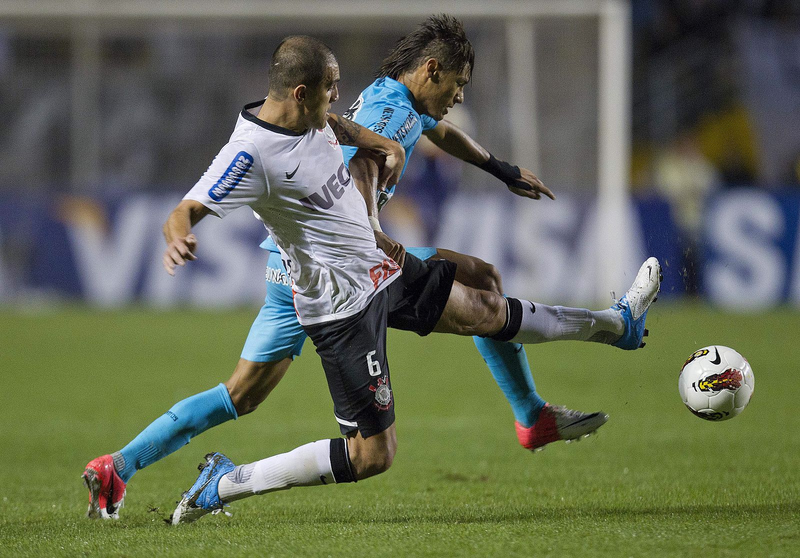 El jugador de Santos Neymar (d) disputa el balón con Fábio (i), de Corinthians