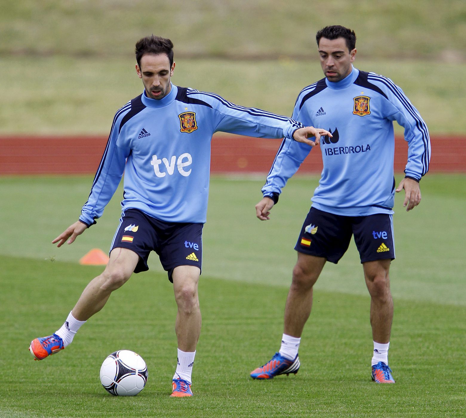 Los futbolistas Juan Francisco Torres 'Juanfran' (izq) y Xavi Hernández participan en una sesión de entrenamiento