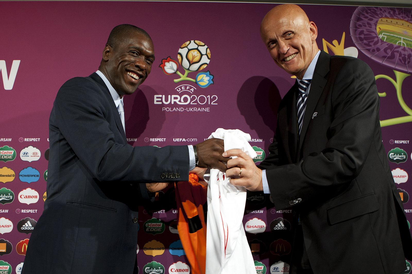 Clarence Seedorf (I), junto al exárbitro Pierluigi Collina, durante un acto previo a la Eurocopa.