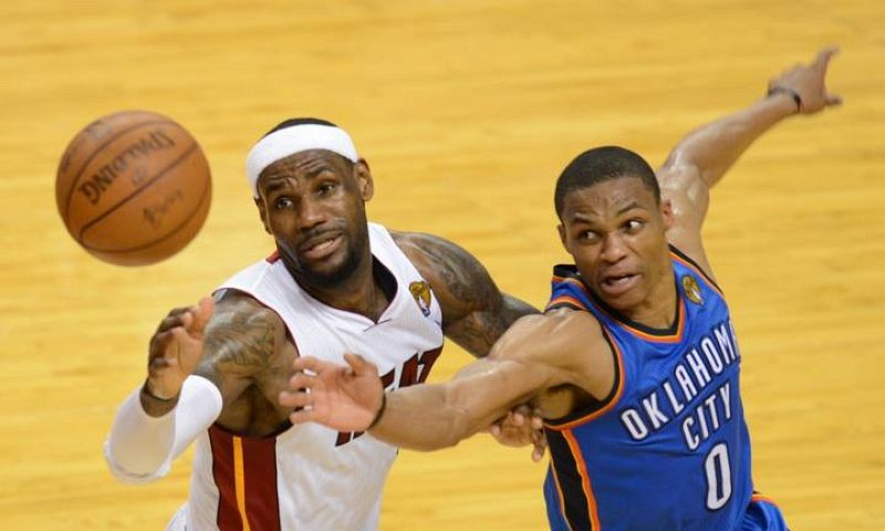 LeBron James, máximo anotador, pelea un balon con Russell Westbrook.