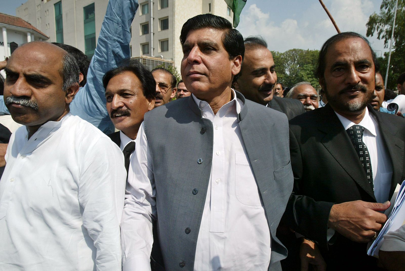 Fotografía de archivo del candidato a primer ministro de Pakistán, Raja Pervez Ashraf (en el centro de la imagen)