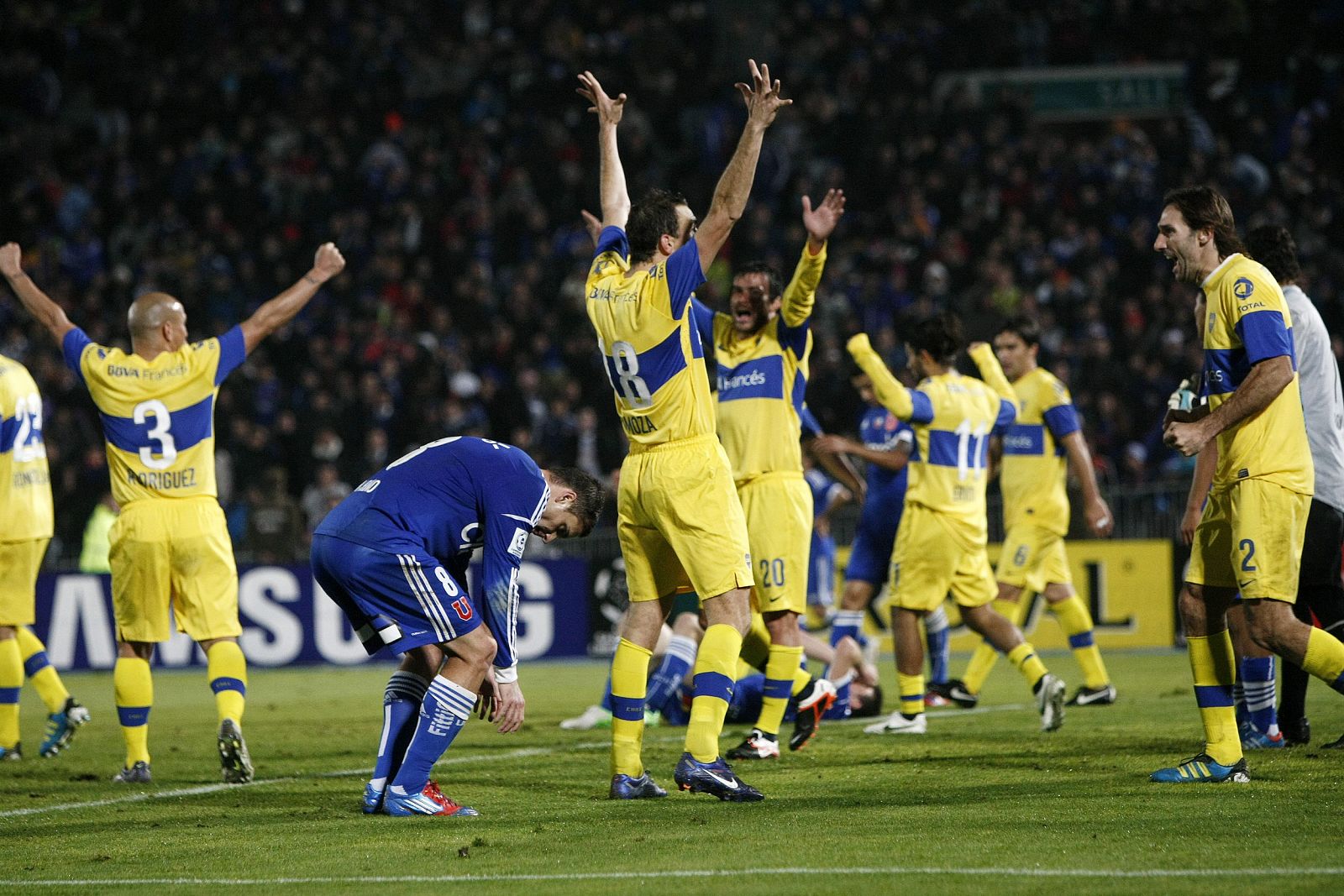 Los jugadores de Boca Juniors celebran tras vencer a Universidad de Chile en la serie