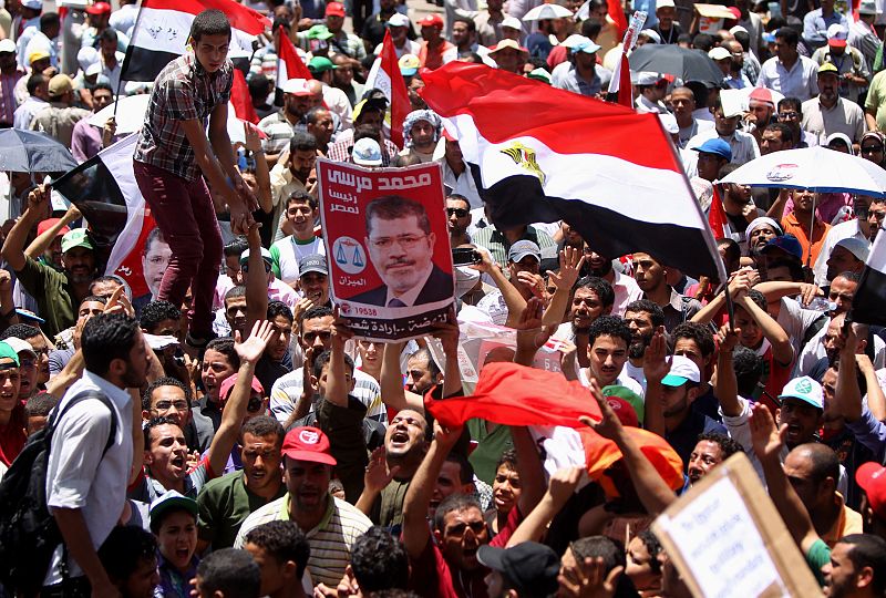 Seguidores de los Hermanos Musulmanes protestan en Tharir contra la Junta Militar