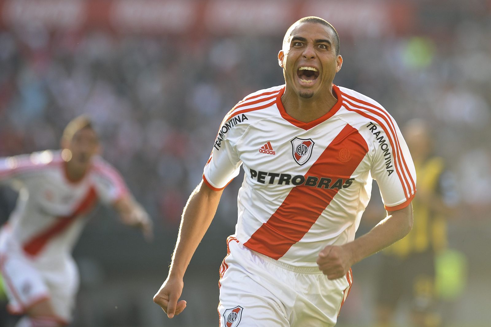 David Trezeguet, de River Plate festeja el primer gol de su equipo ante Almirante Brown.