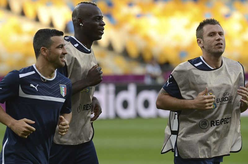 Los jugadores de la selección italiana de fútbol, (i-d) Antonio Di Natale, Mario Balotelli y Antonio Cassano