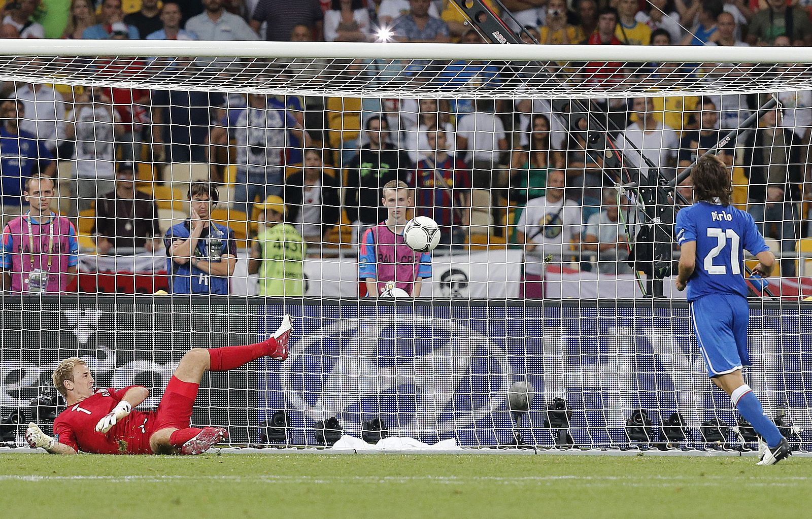 El jugador italiano, Andrea Pirlo, marca el penalti al estilo Panenka ante Inglaterra en los cuartos de la Eurocopa 2012.