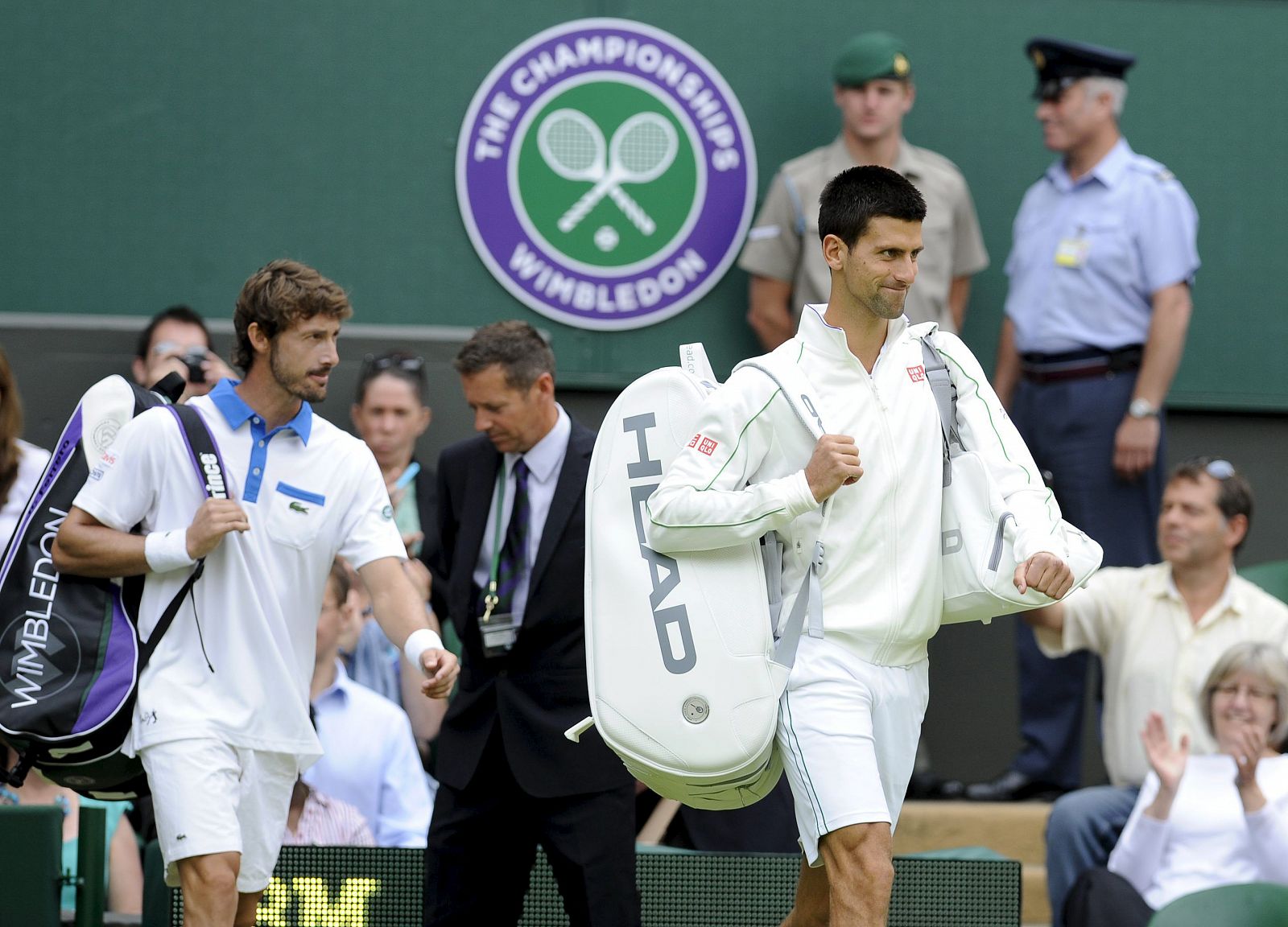 El tenista serbio Novak Djokovic (dcha) y el español Juan Carlos Ferrero (izda) a su llegada a la pista