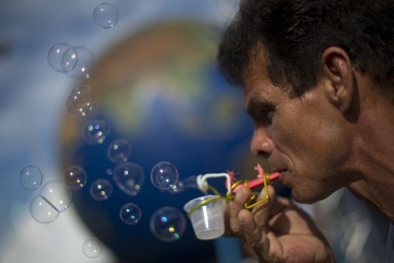 Uno de los centenares de activistas que se manifestaron contra la pasividad de los gobiernos en Río +20