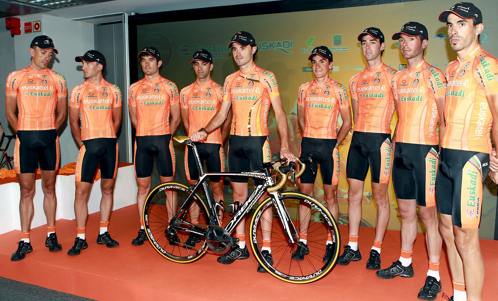 Los nueve ciclistas del Euskaltel-Euskadi que disputarán el Tour 2012.