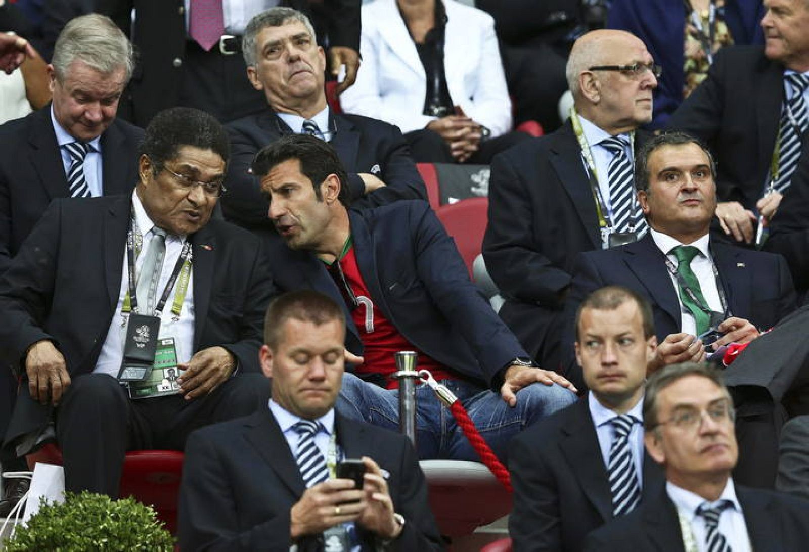 Eusebio (i) y Luis Figo (d) en el partido de cuartos de final de la Eurocopa 2012, República Checa vs Portugal
