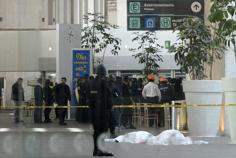 Al menos dos policías mexicanos han muerto y otro ha resutlado herido este lunes en un tiroteo registrado en el aeropuerto internacional de la capital mexicana.