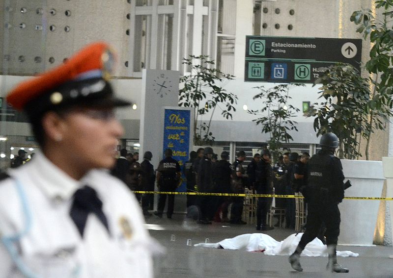 TRES POLICÍAS MEXICANOS MUEREN A MANOS DE AGENTES CORRUPTOS