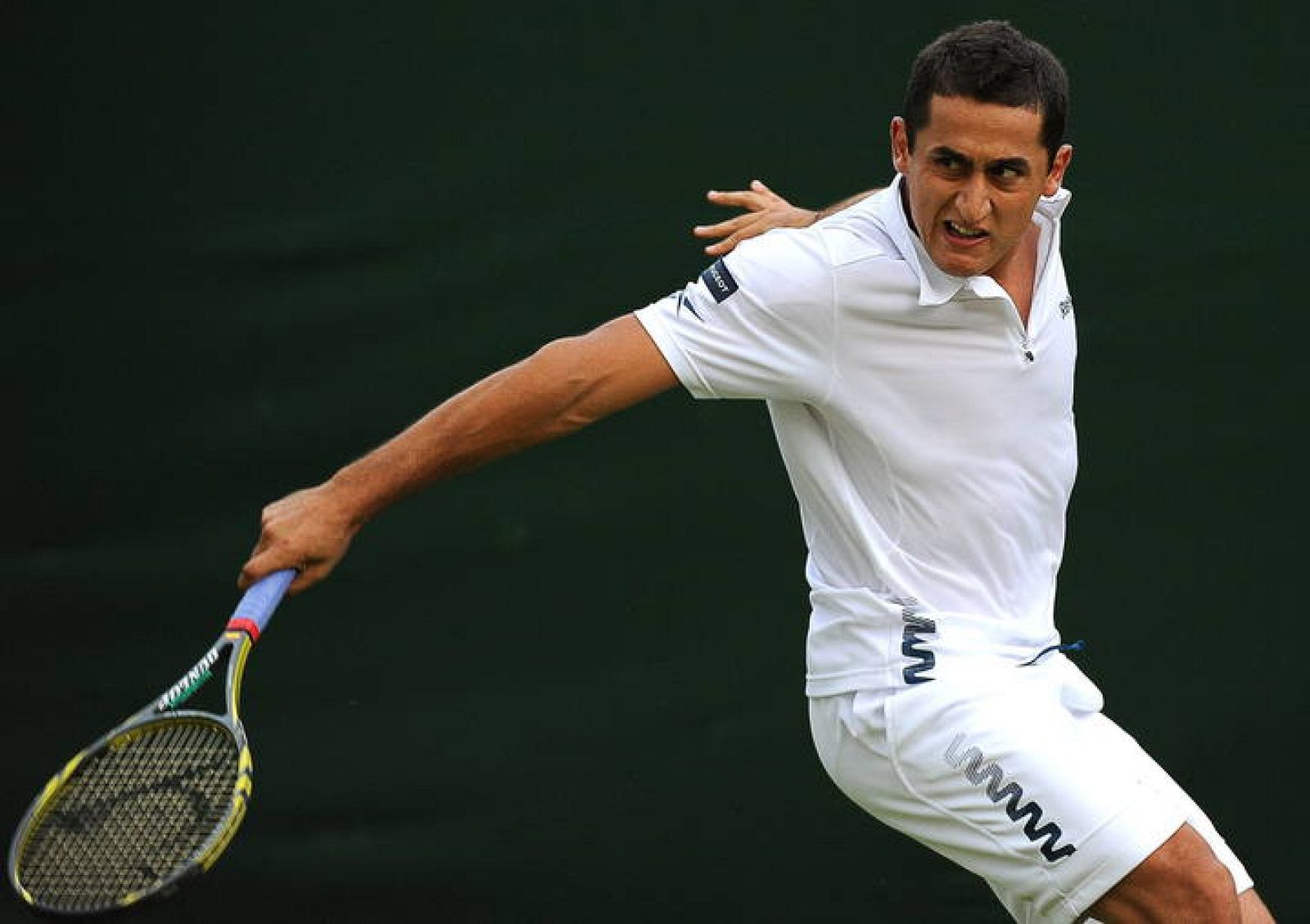 El tenista español Nicolás Almagro devuelve la pelota al belga Olivier Rochus