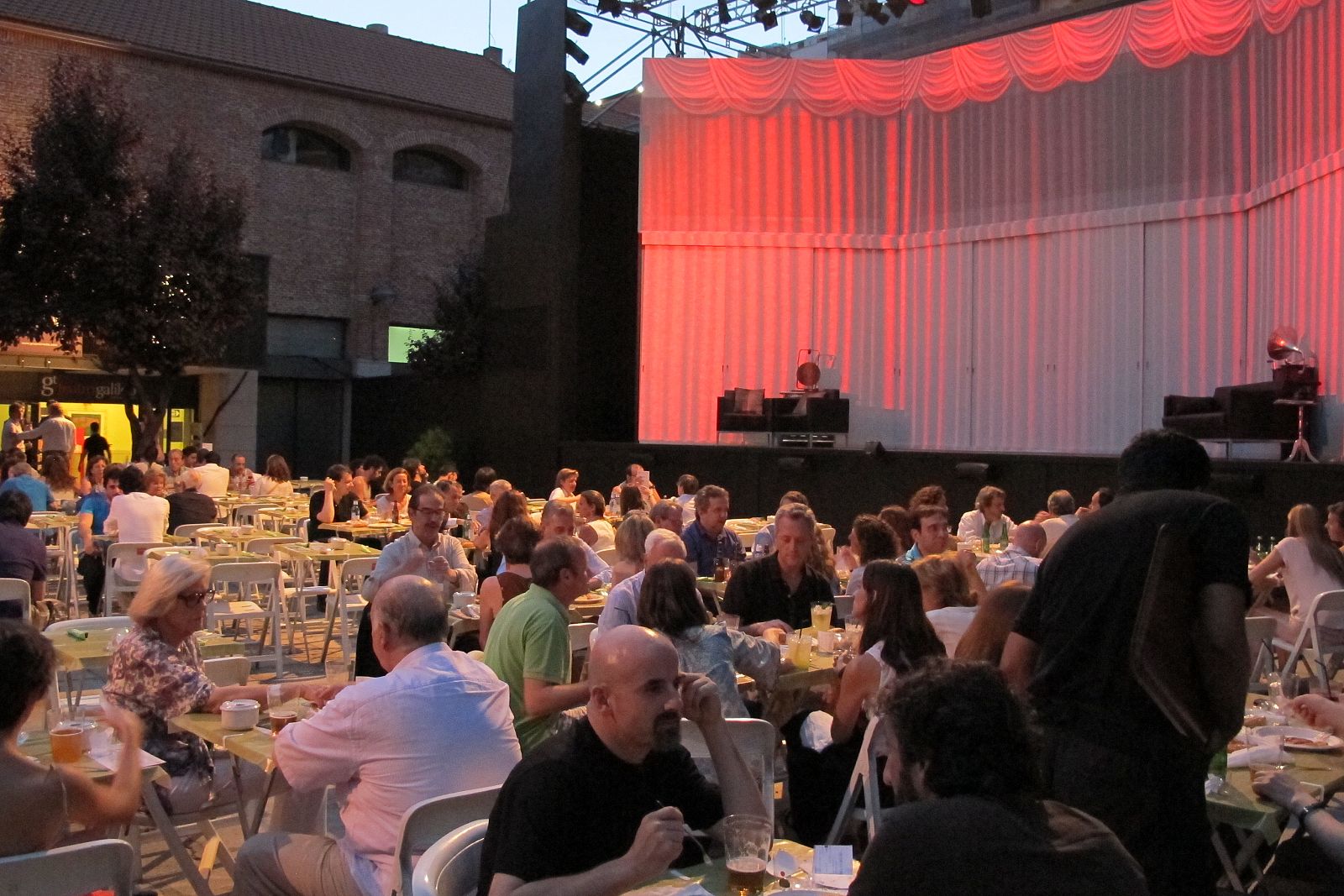 Este era el animado aspecto que ofrecía el patio del Teatro Galileo este miércoles poco antes del estreno de 'Usted tiene ojos de mujer fatal'