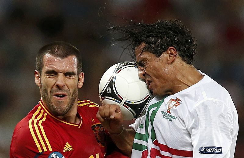 Álvaro Negredo (I) ha tenido una dura lucha con el central portugués Bruno Alves.