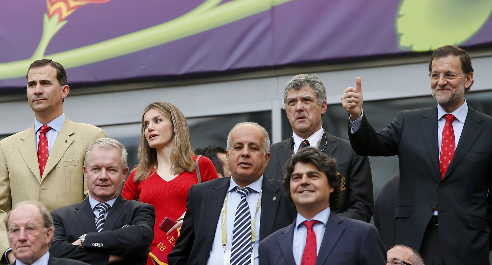 Los Príncipes de Asturias junto a Mariano Rajoy en el estadio de Gdansk.