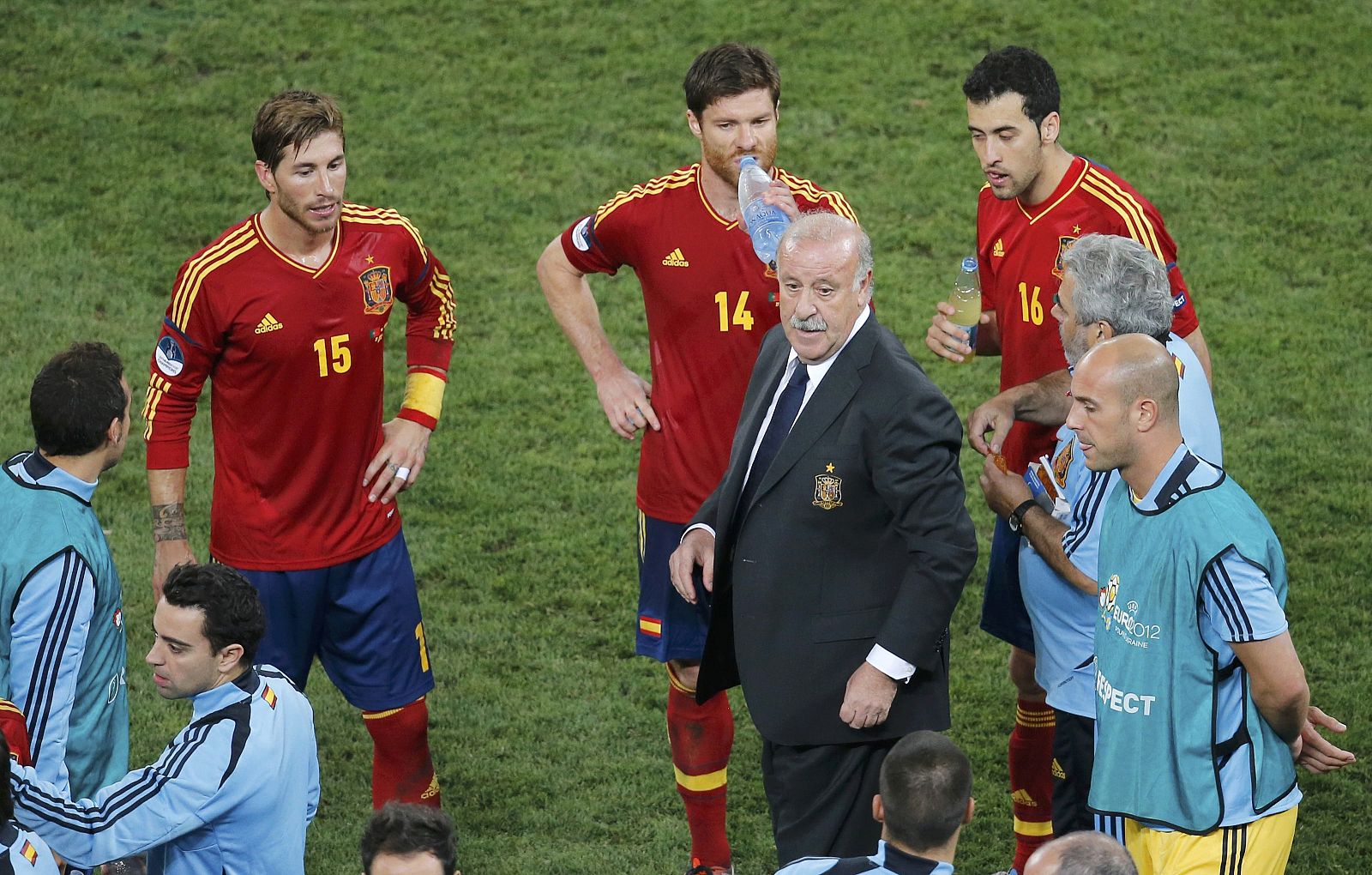 Vicente del Bosque junto a Sergio Ramos antes de la tanda de penaltis frente a Portugal en la Eurocopa 2012.