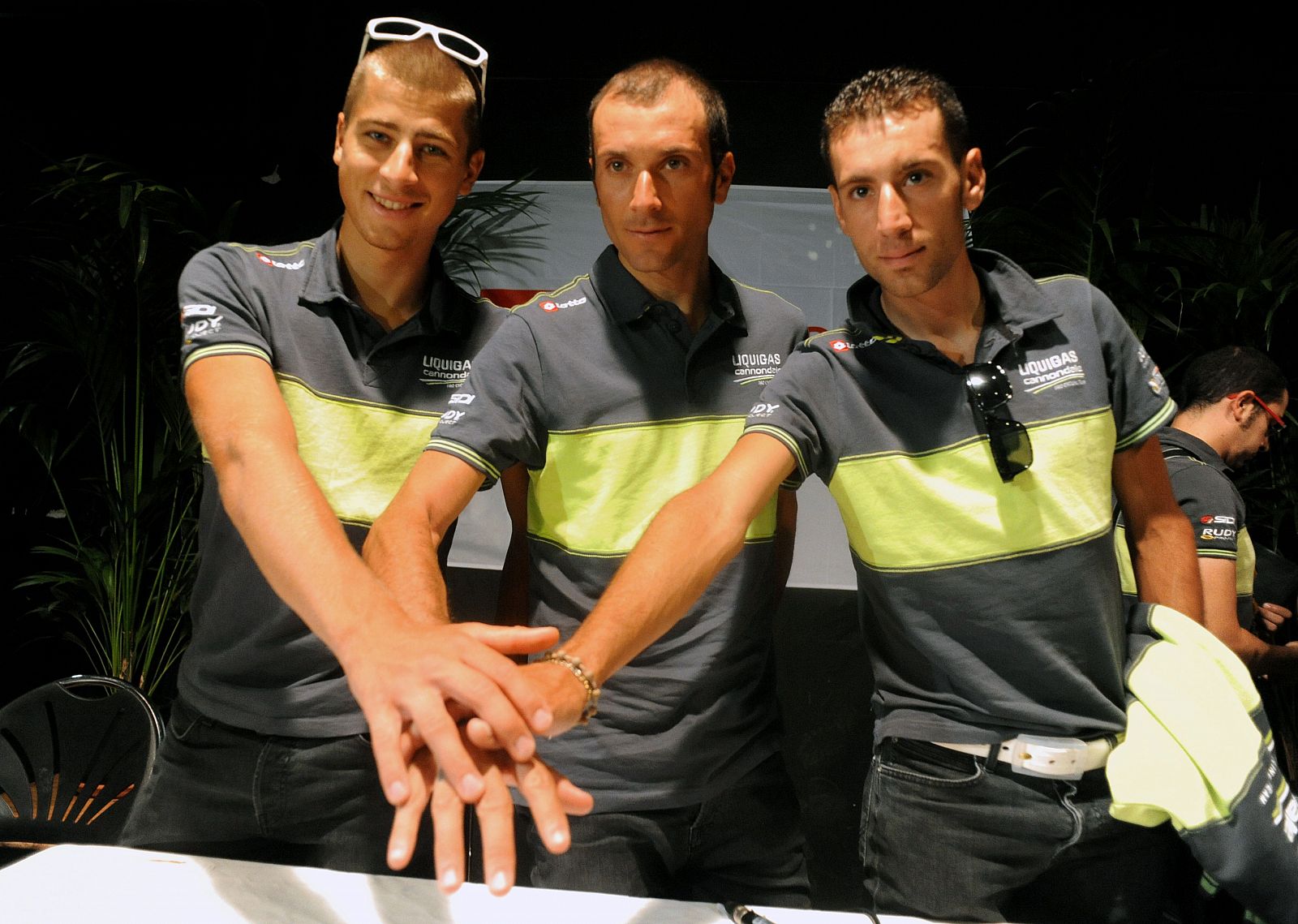 Los tres corredores estrella del Liquigas, Peter Sagan, Ivan Basso y Vincenzo Nibali, posan ante las cámaras.
