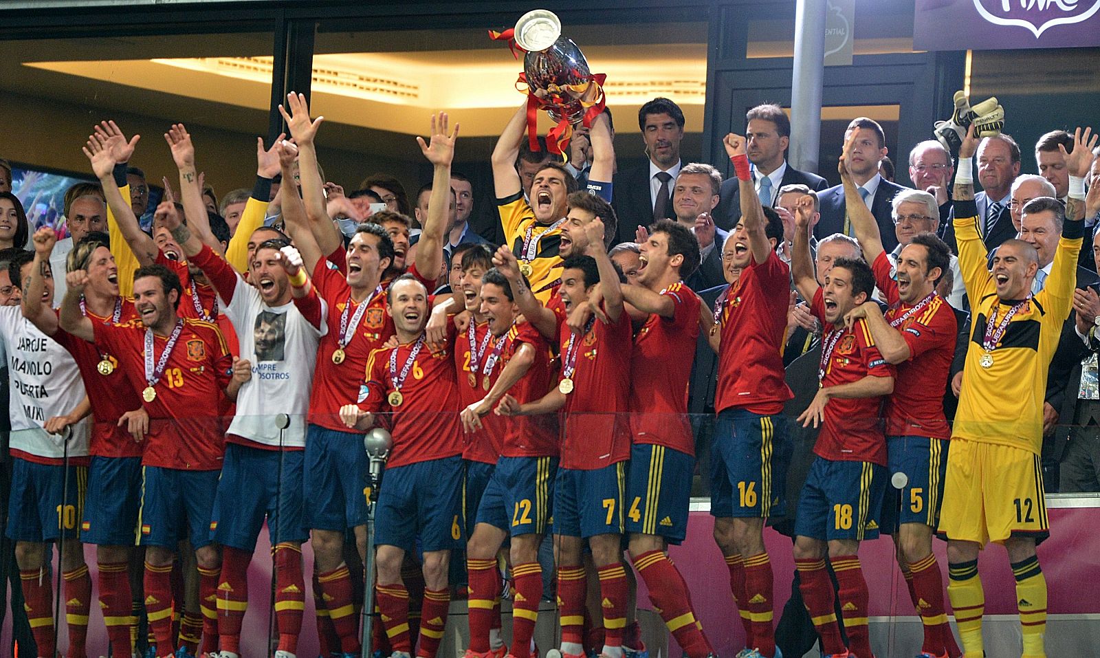 Casillas levanta la Eurocopa 2012.