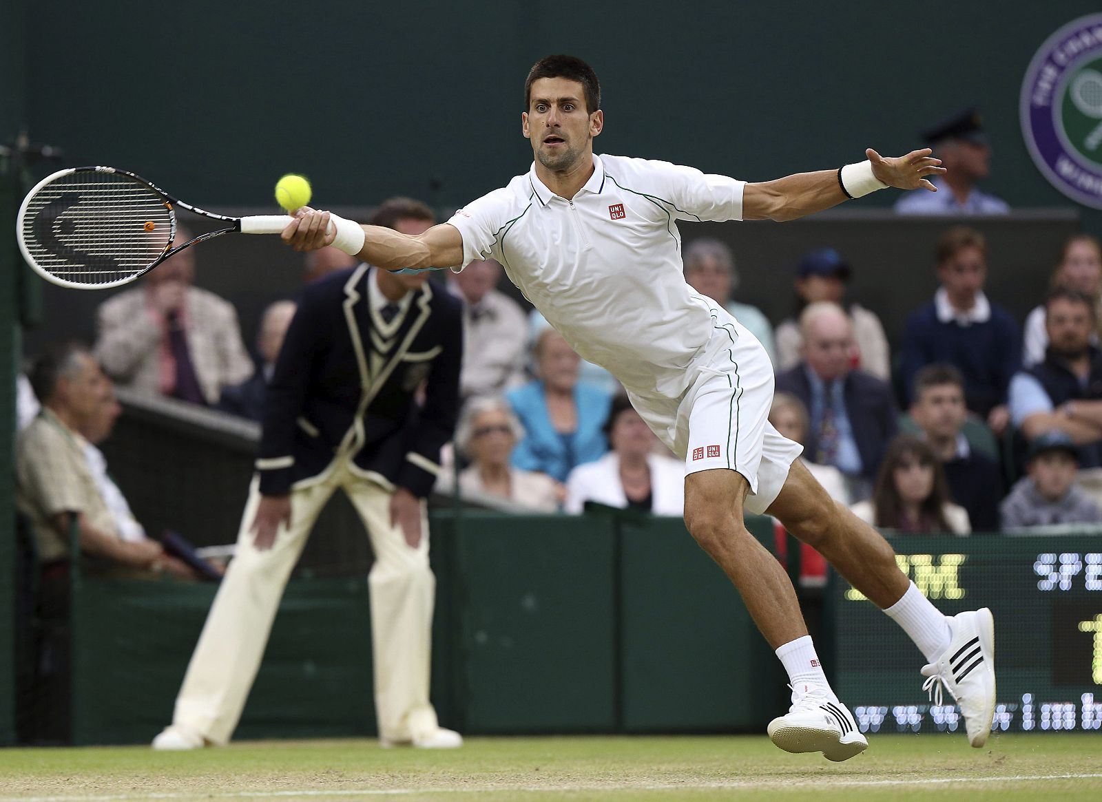 El tenista serbio Novak Djokovic devuelve la bola durante el partido de octavos