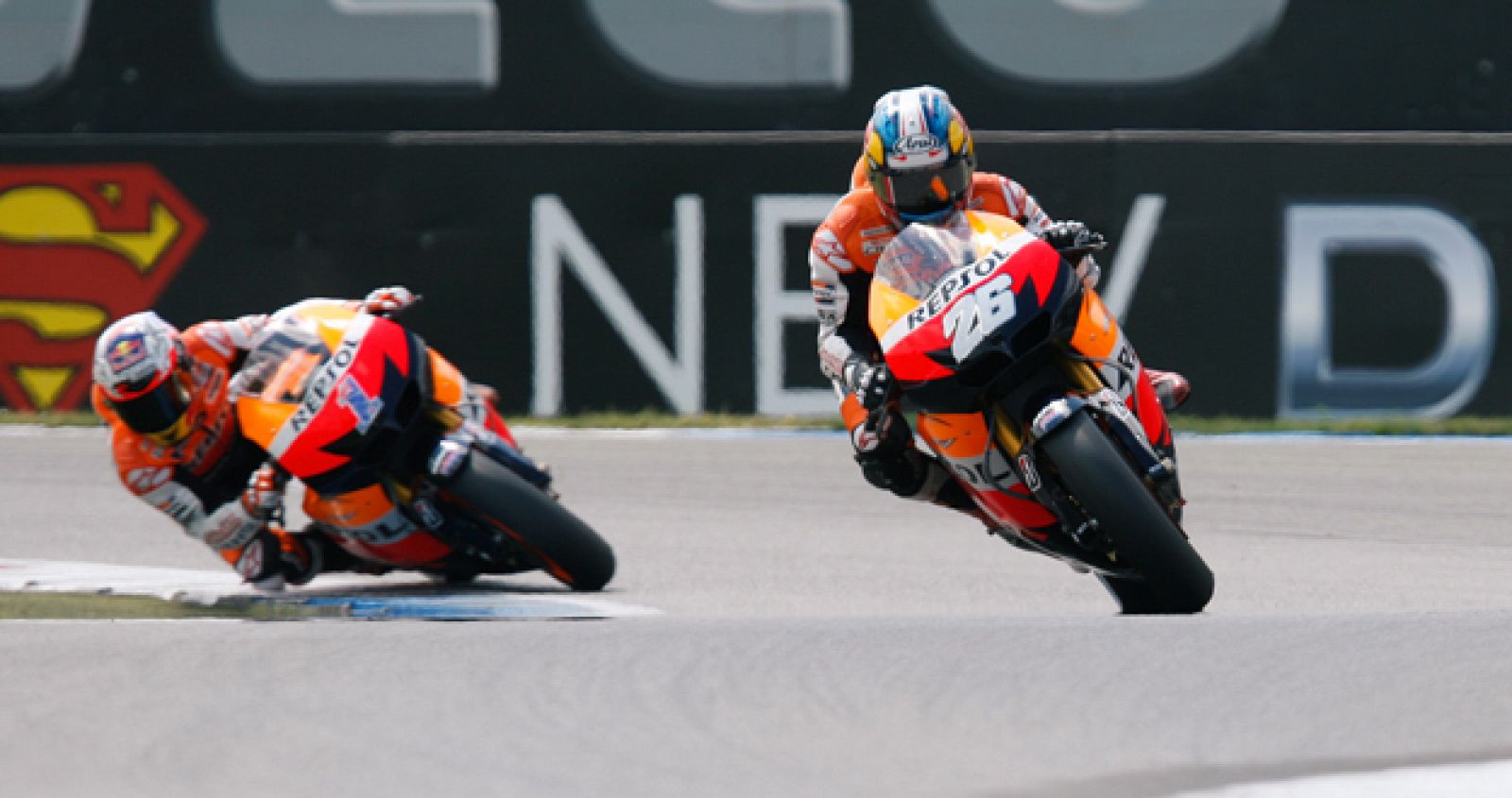 Dani Pedrosa y Casey Stoner durante la disputa del Gran Premio de Holanda en el circuito de Assen.