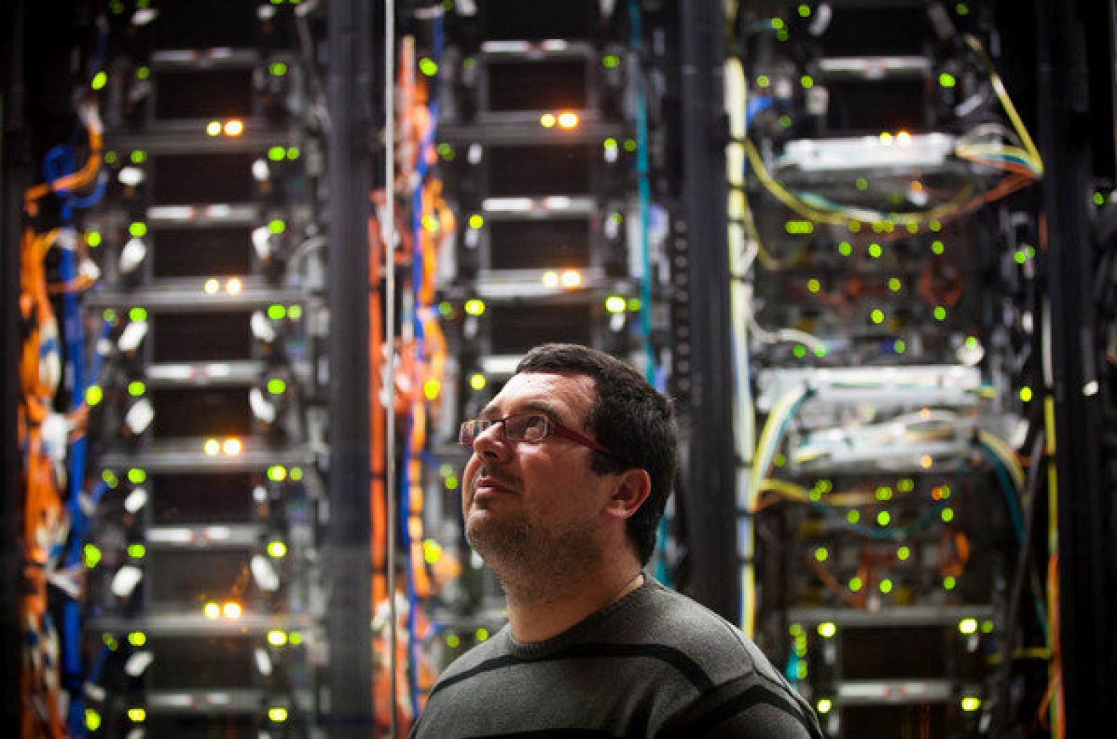 Un técnico frente al interior del Mare Nostrum, el supercomputador de la Universidad Politécnica de Catalunya, en Barcelona