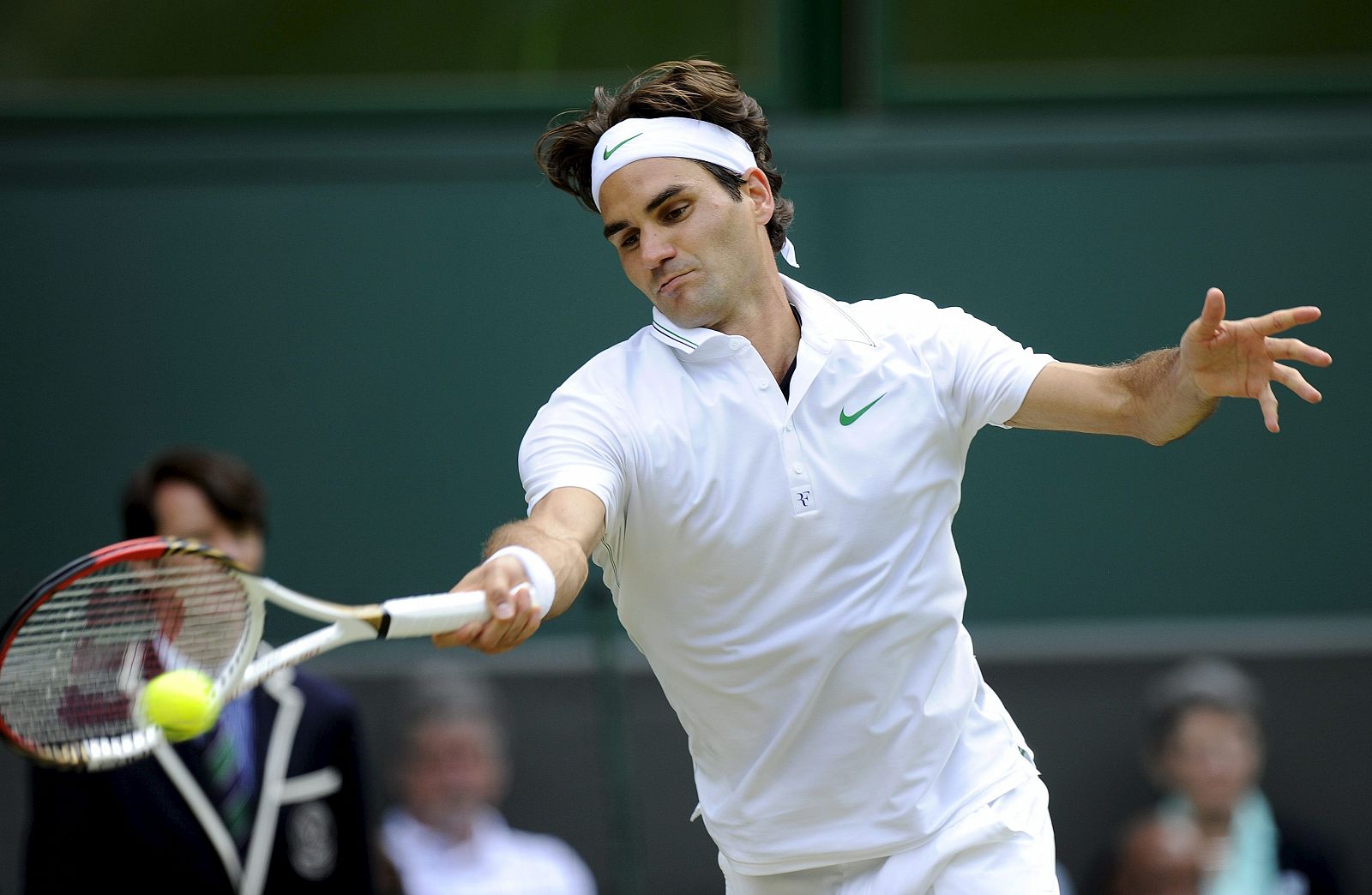 El tenista suizo Roger Federer devuelve una bola al ruso Mijaíl Youzhny