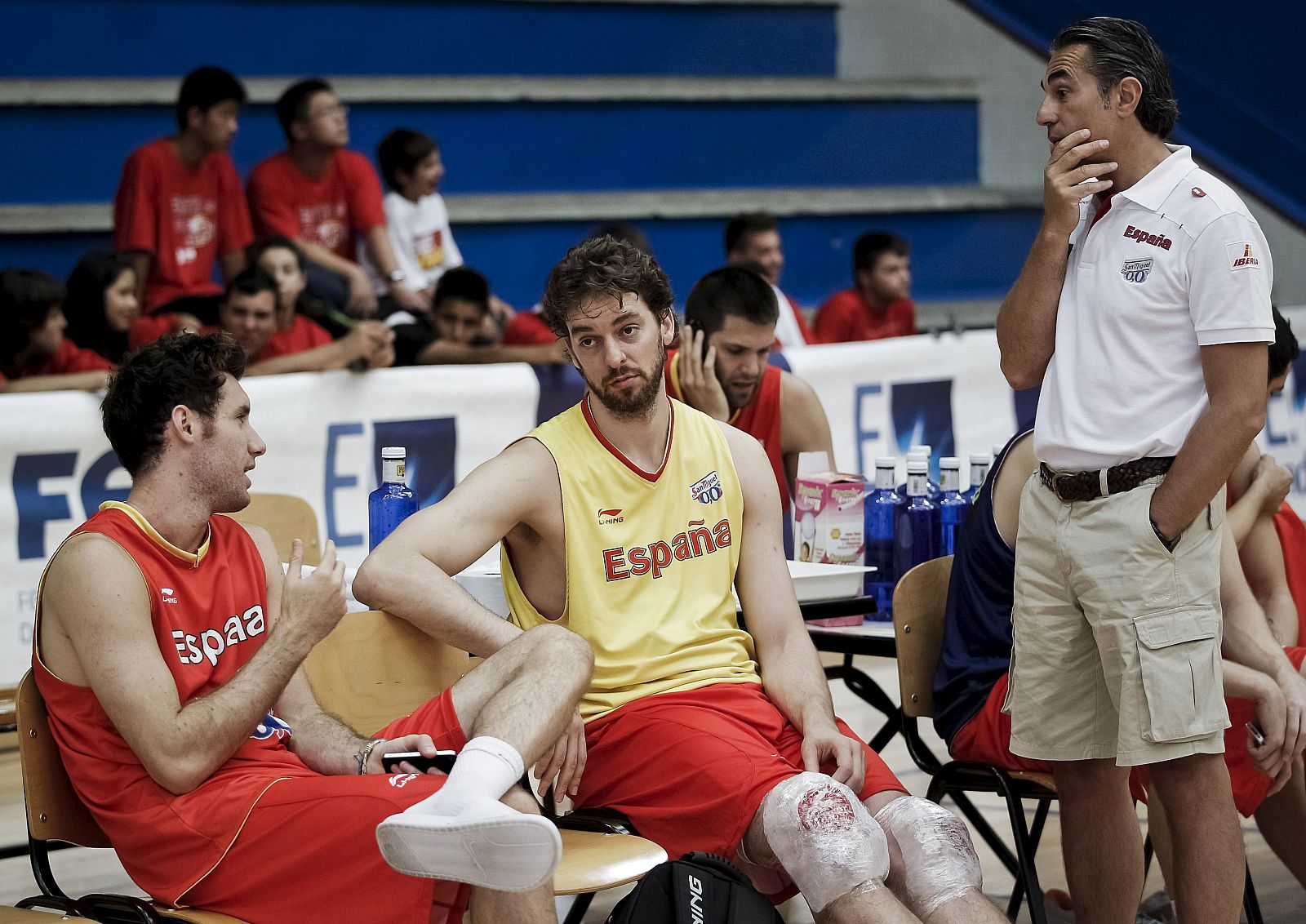 El seleccionador de España de baloncesto, el italiano Sergio Scariolo, conversa con el pívot Pau Gasol (c) y el alero Rudy Fernández (i), durante un entrenamiento.