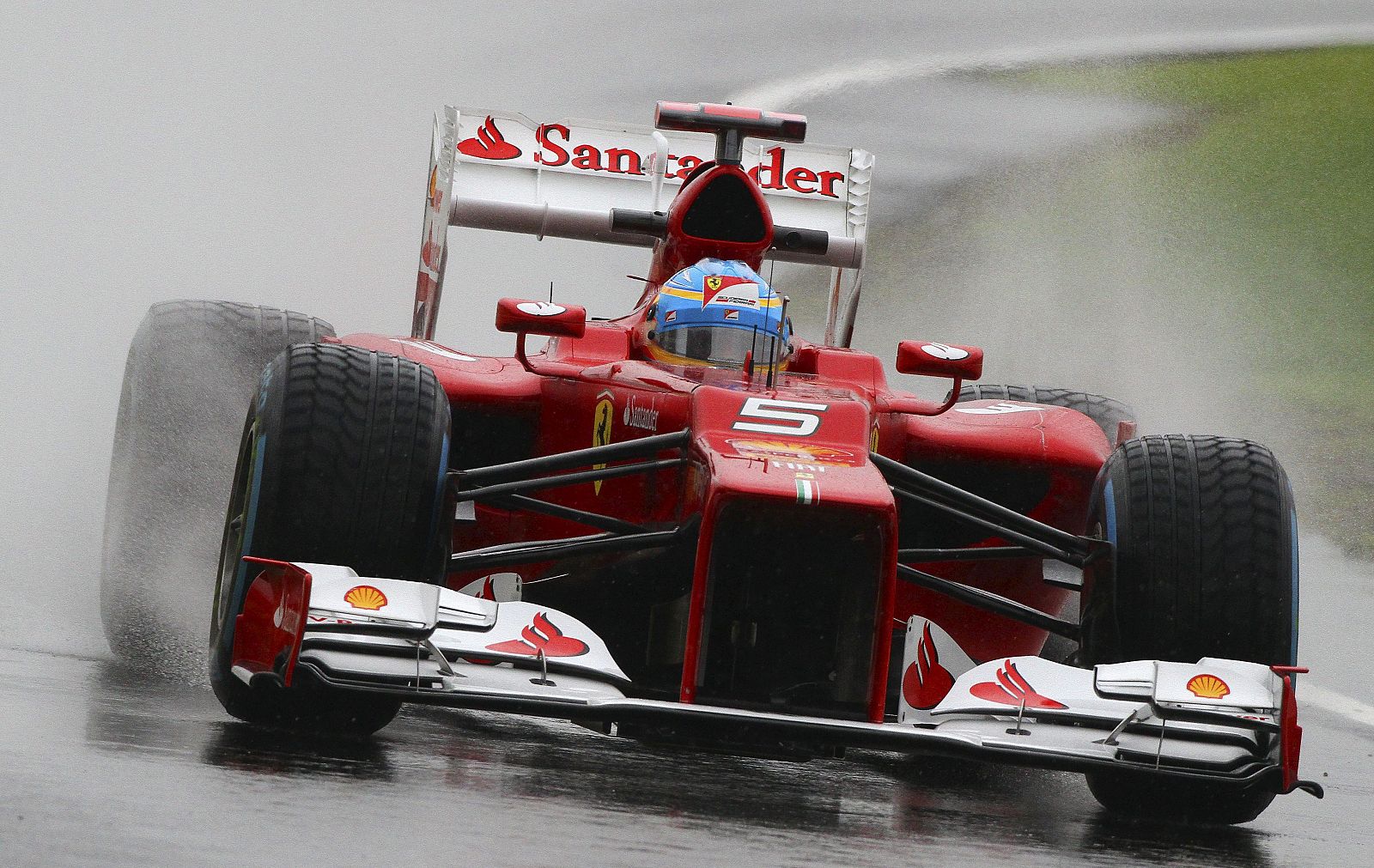 El piloto español de Fórmula 1 Fernando Alonso, de la escudería Ferrari, durante los entrenamientos de Silverstone