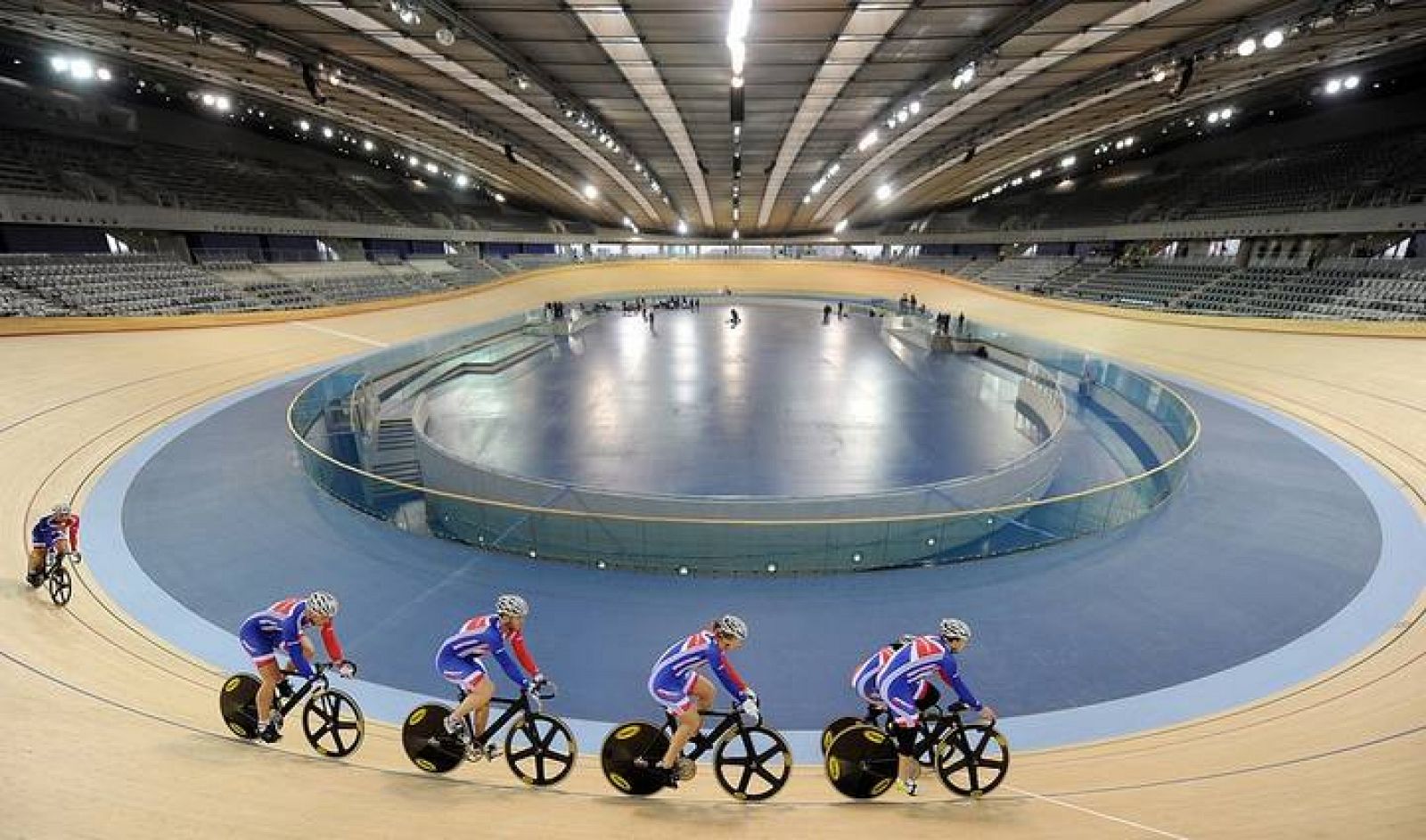 En el velódromo olímpico, unos ciclistas comprueban las instalaciones y su equipamiento. El ciclismo es uno de los deportes en los que la tecnología resulta clave: se aprovecha del análisis aerodinámico y de todo tipo de mejoras técnicas para rebajar