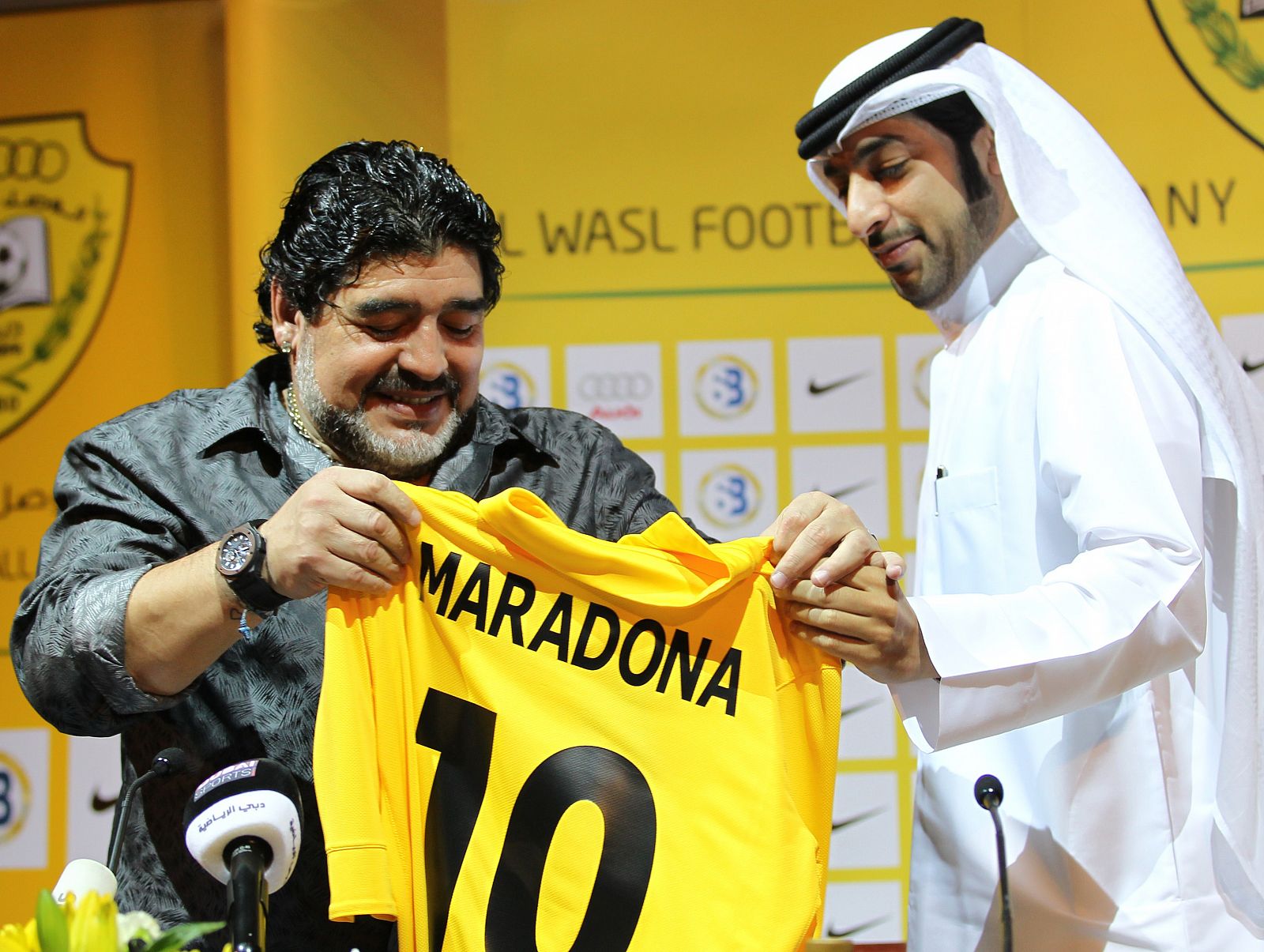 Maradona posa sonriente con la camiseta del Al Wasl