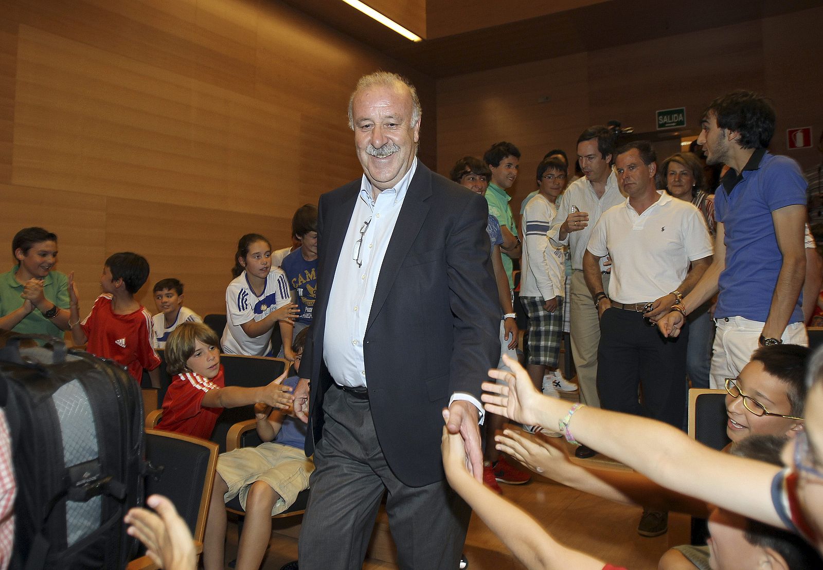 VICENTE DEL BOSQUE COMPARTE UNA TARDE CON LOS NIÑOS DEL CAMPUS