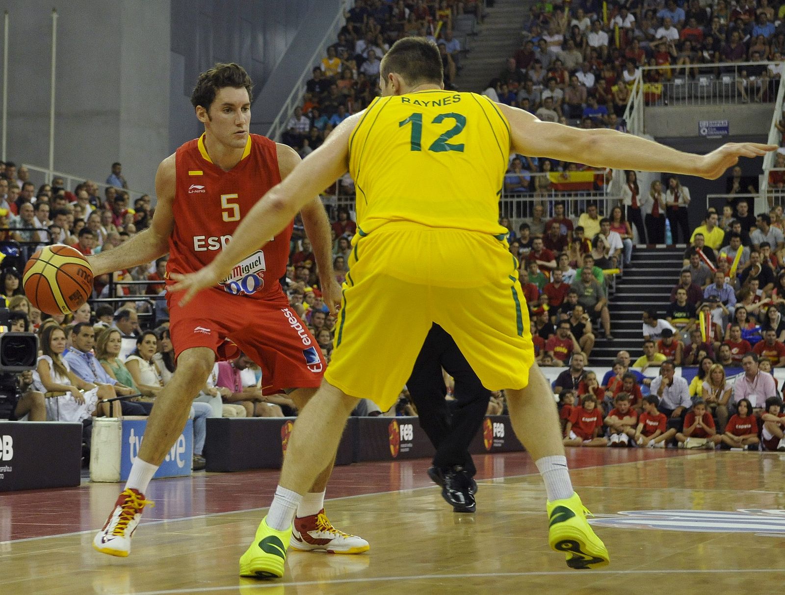 El alero de la selección española Rudy Fernández controla el balón ante Aron Baynes, de la selección australiana.