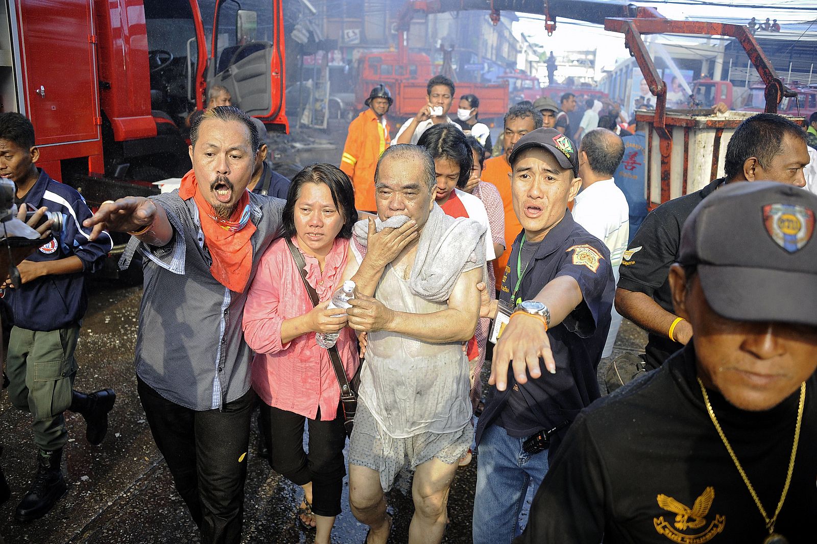 Los bomberos ayudan a una de las víctimas del atentado con bomba en Tailandia