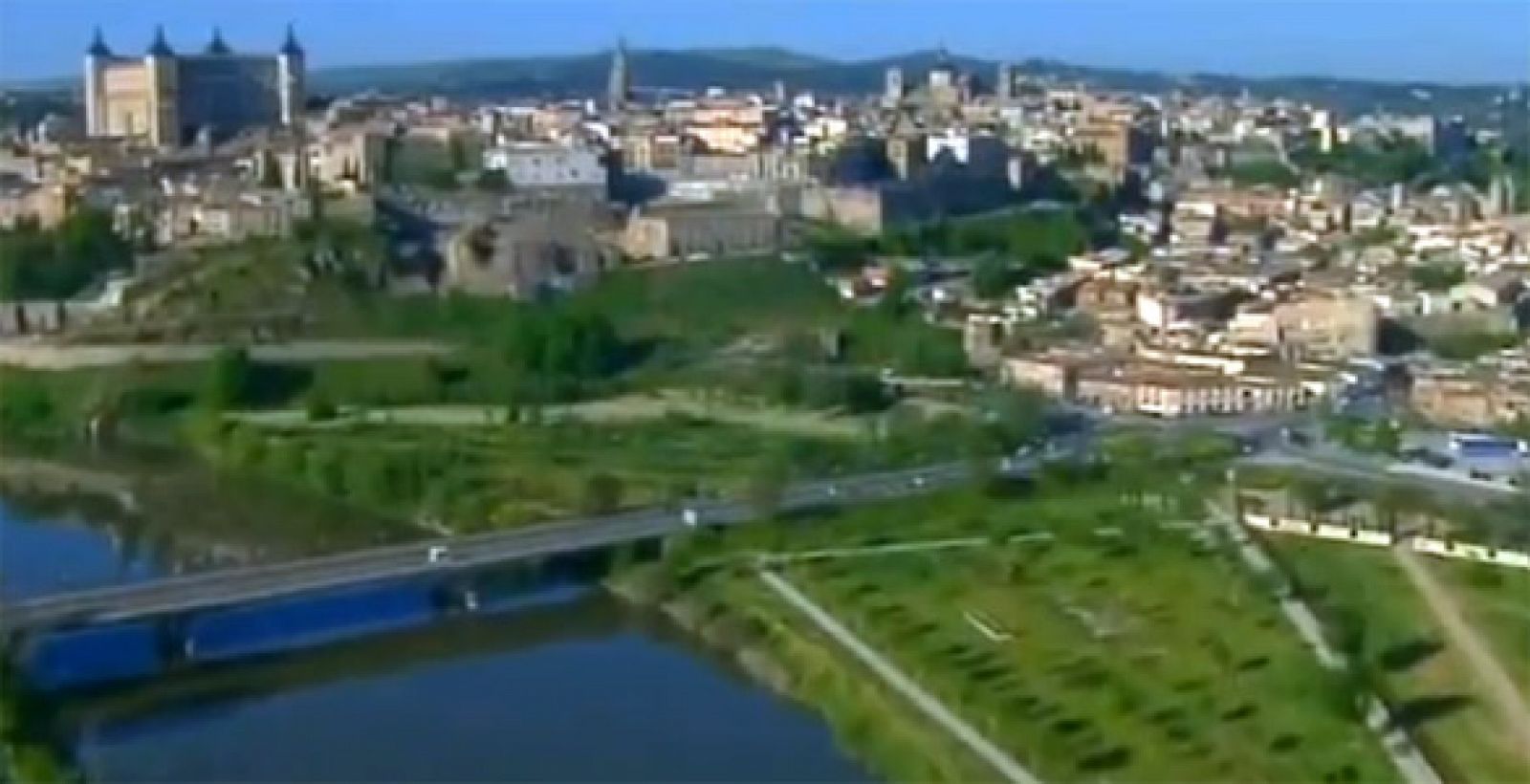 La ciudad de Toledo, rodeada por el Tajo