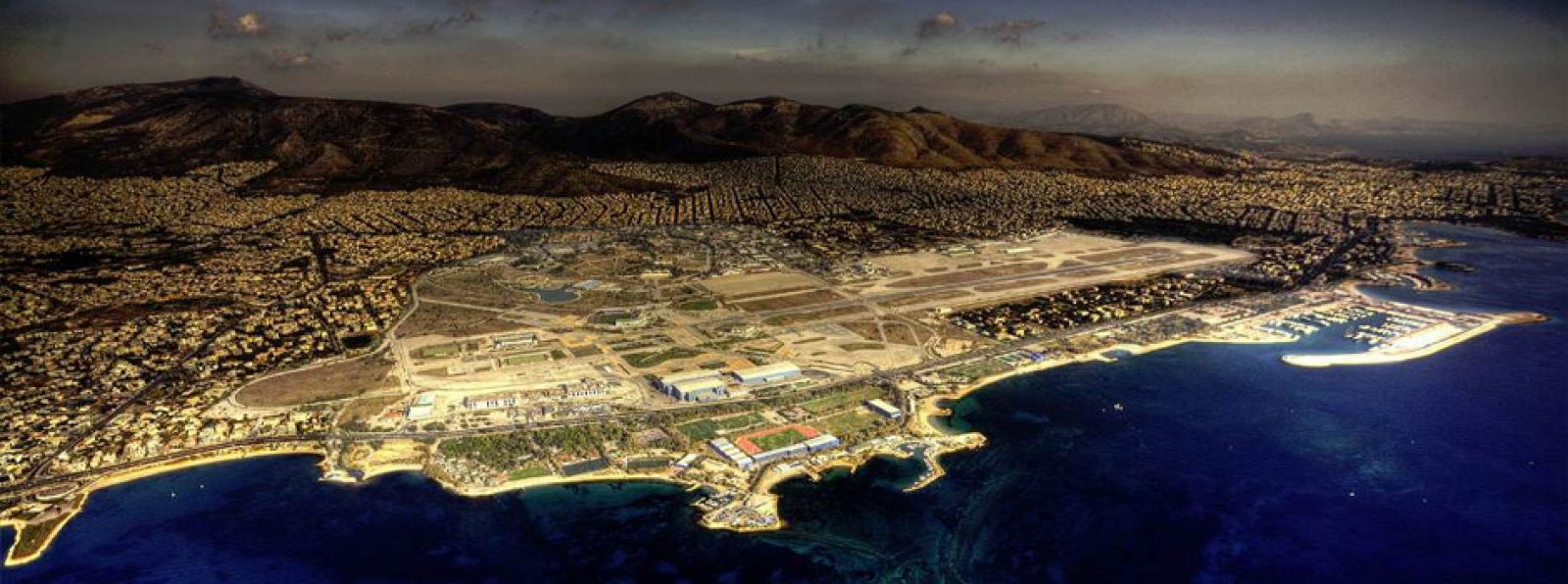 Vista aérea del antiguo aeropuerto Hellinikon de Atenas facilitada por el fondo estatal que gestiona su venta como terreno urbanizable.