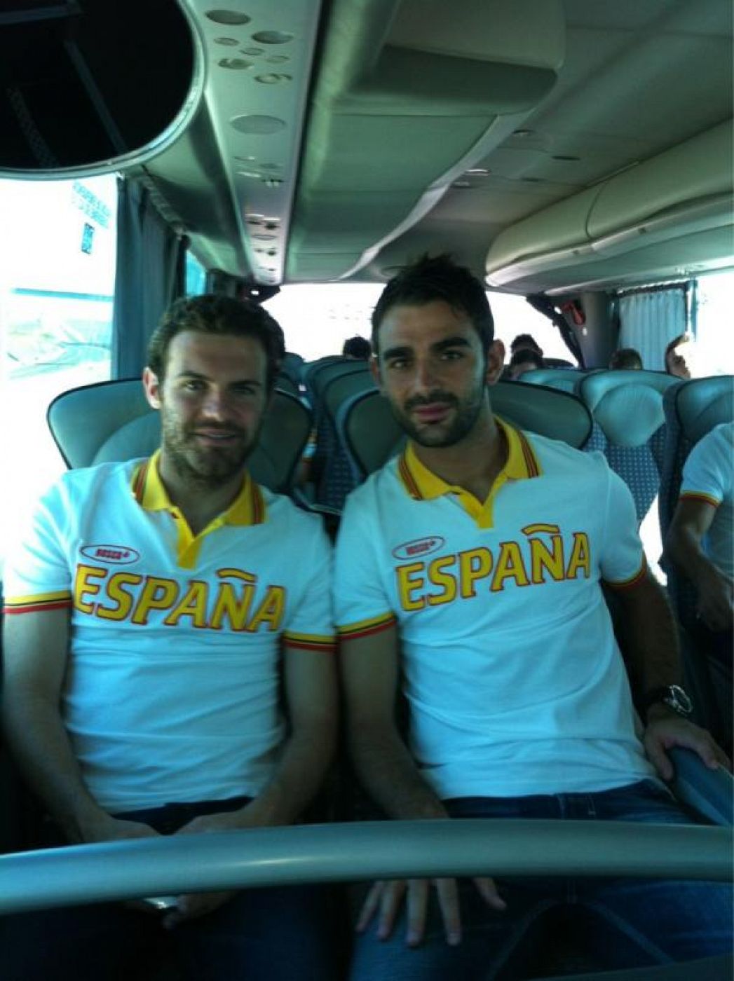 Adrián López, junto con Juan Mata, antes de partir a Londres con la selección olímpica.