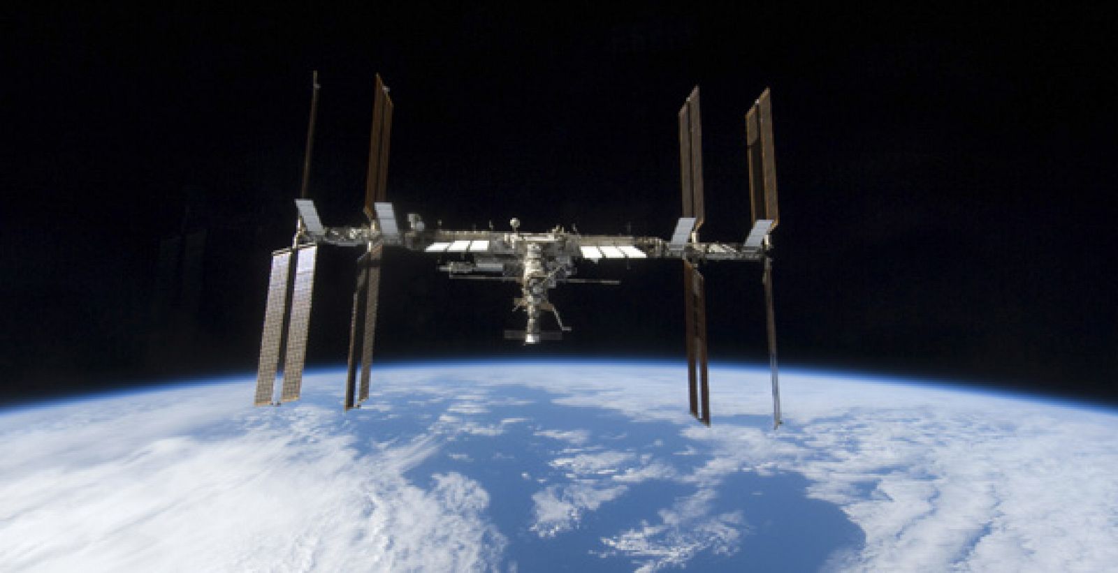 Imagen de la Estación Espacial Internacional (ISS), a la que se debería haber acomplado el carguero Progress M-15M
