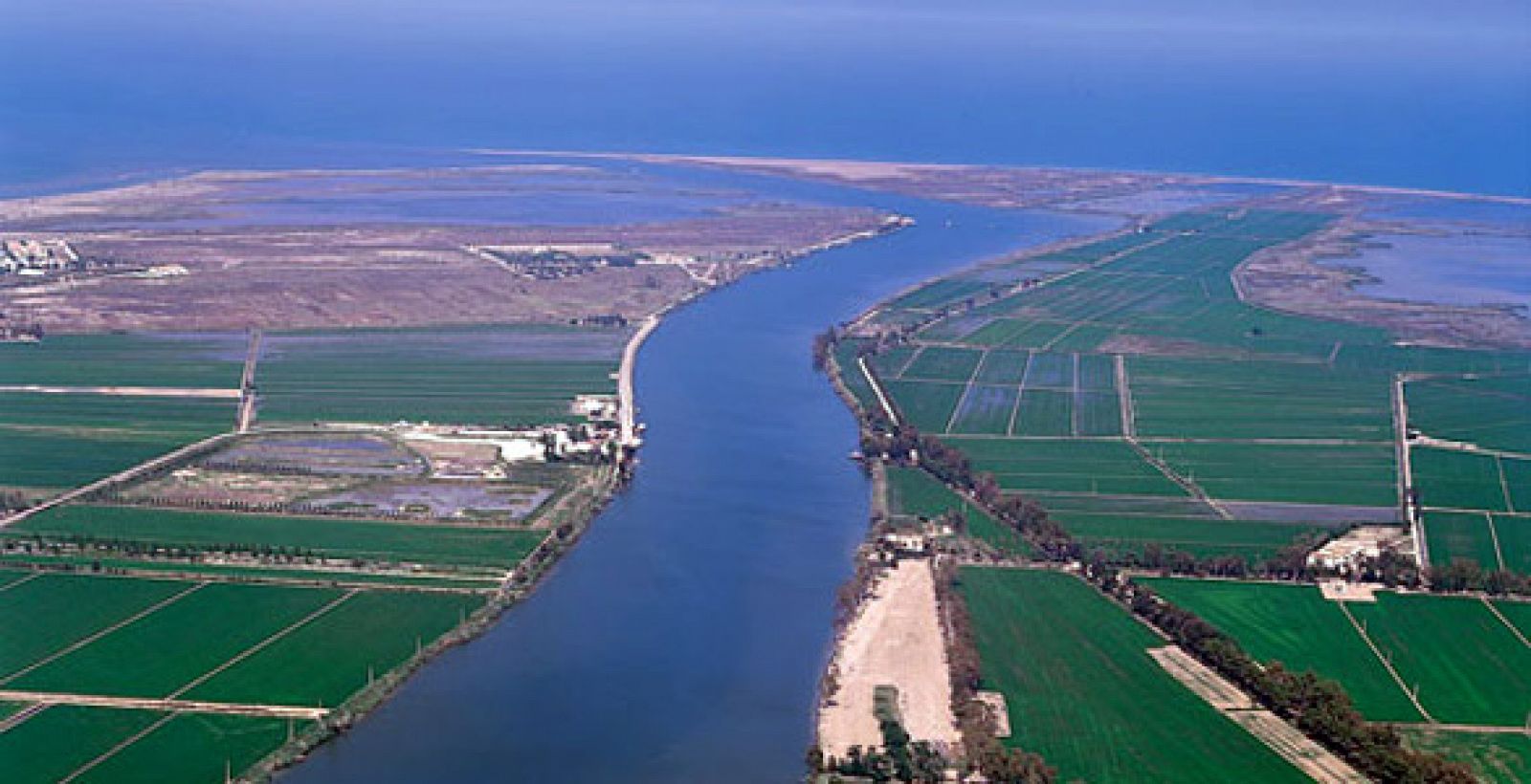 Desde el nuevo puente de Amposta hasta el faro de la punta oriental de la isla de Buda hay unos 25 kilómetros de Delta.