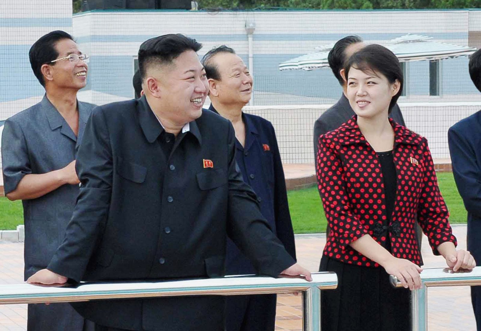 El líder norcoreano, Kim Jong-Un, junto a su esposa en un acto oficial en Pyongyang.