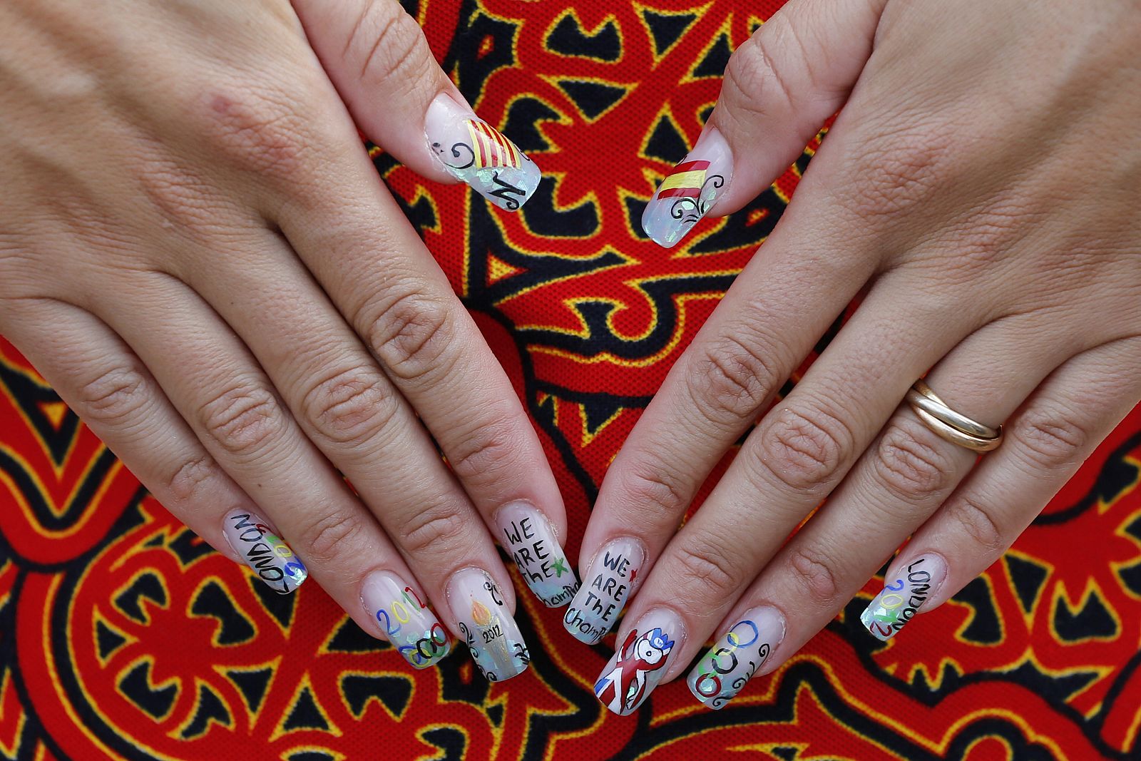 Detalle de las manos de Erika Villecija con sus uñas decoradas