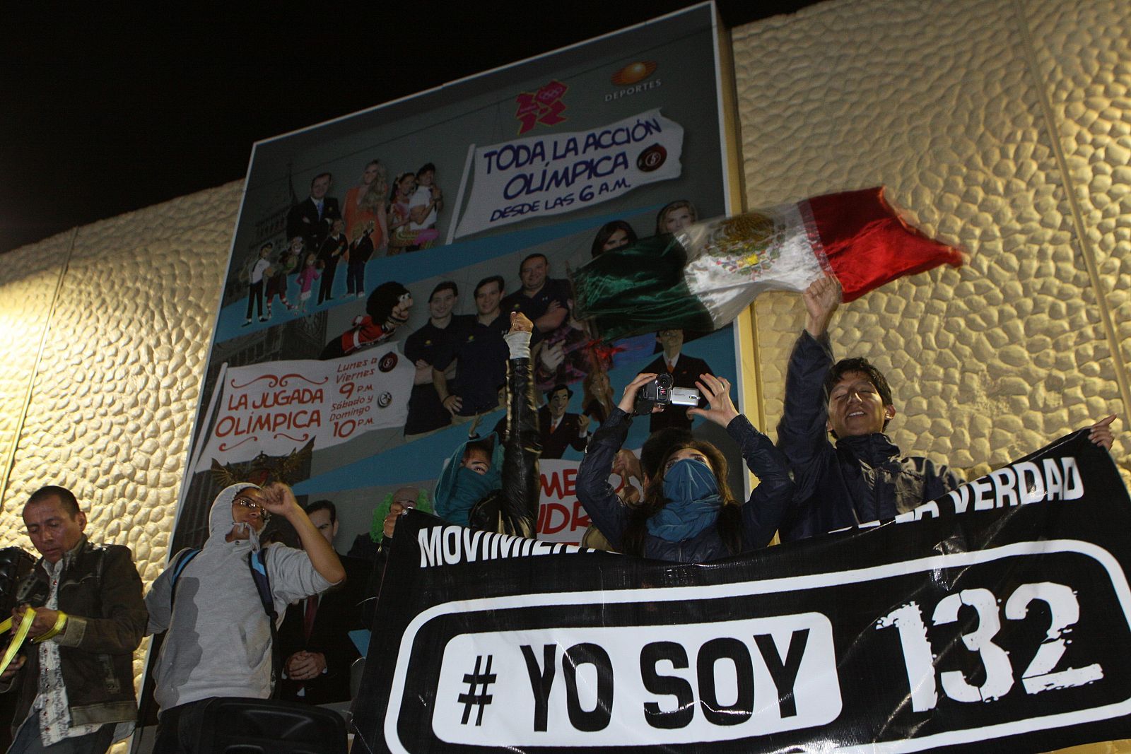 Manifestantes del movimiento mexicano Yo soy 132 rodean la sede de la cadena de televisión Televisa