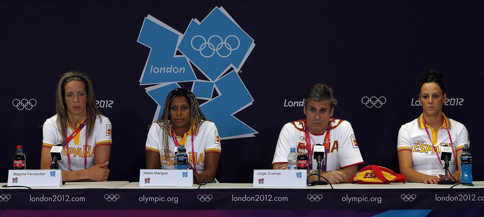 Las jugadoras del equipo español femenino de balonmano Begoña Fernández, Marta Mangué y Macarena Aguilar, junto al seleccionador, Jorge Dueñas.