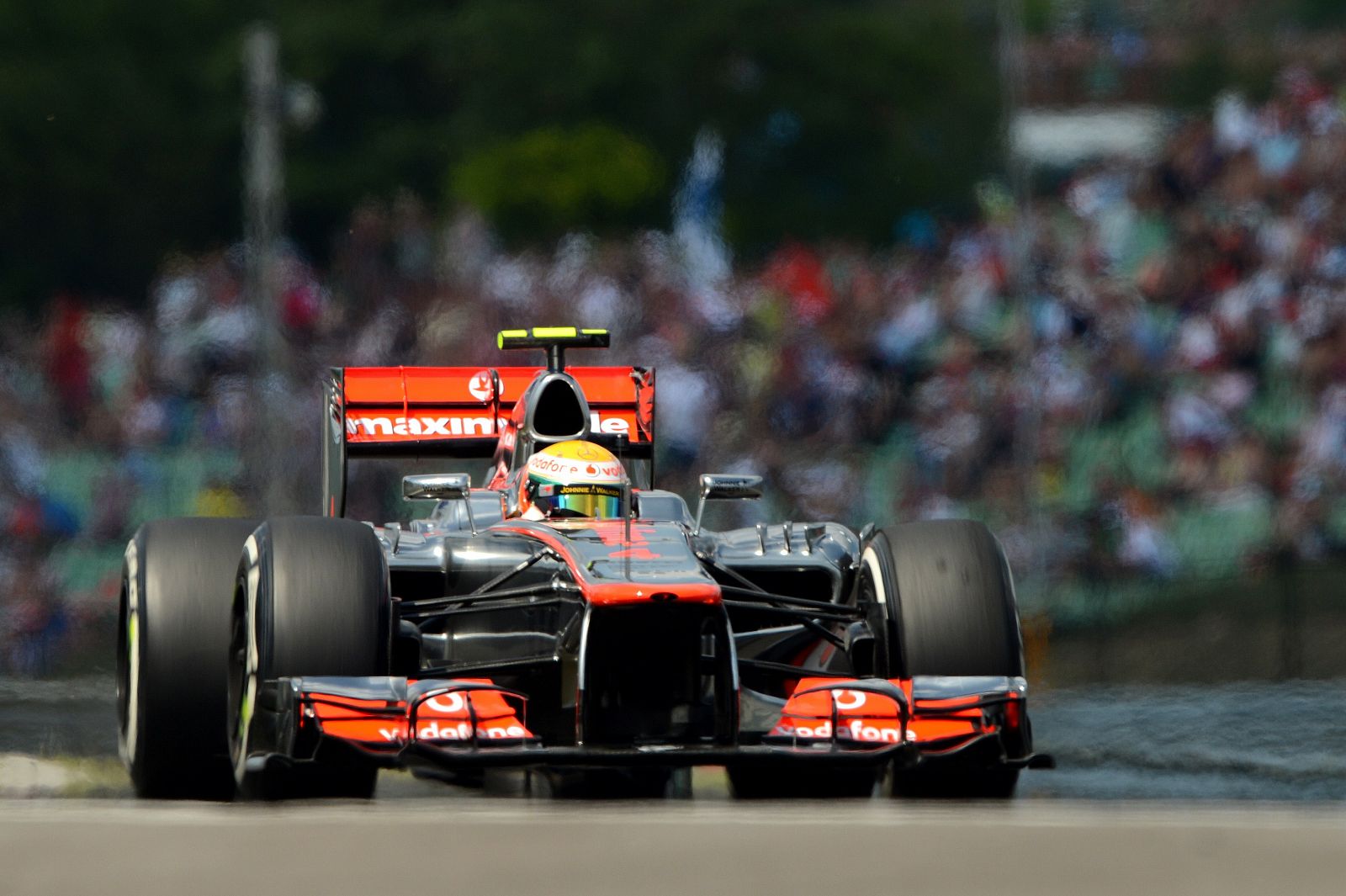 El McLaren Mercedes del británico Lewis Hamilton en el ciurcuito de Hungaroring en Budapest durante la sesión clasificatoria del G.P. de Hunría.