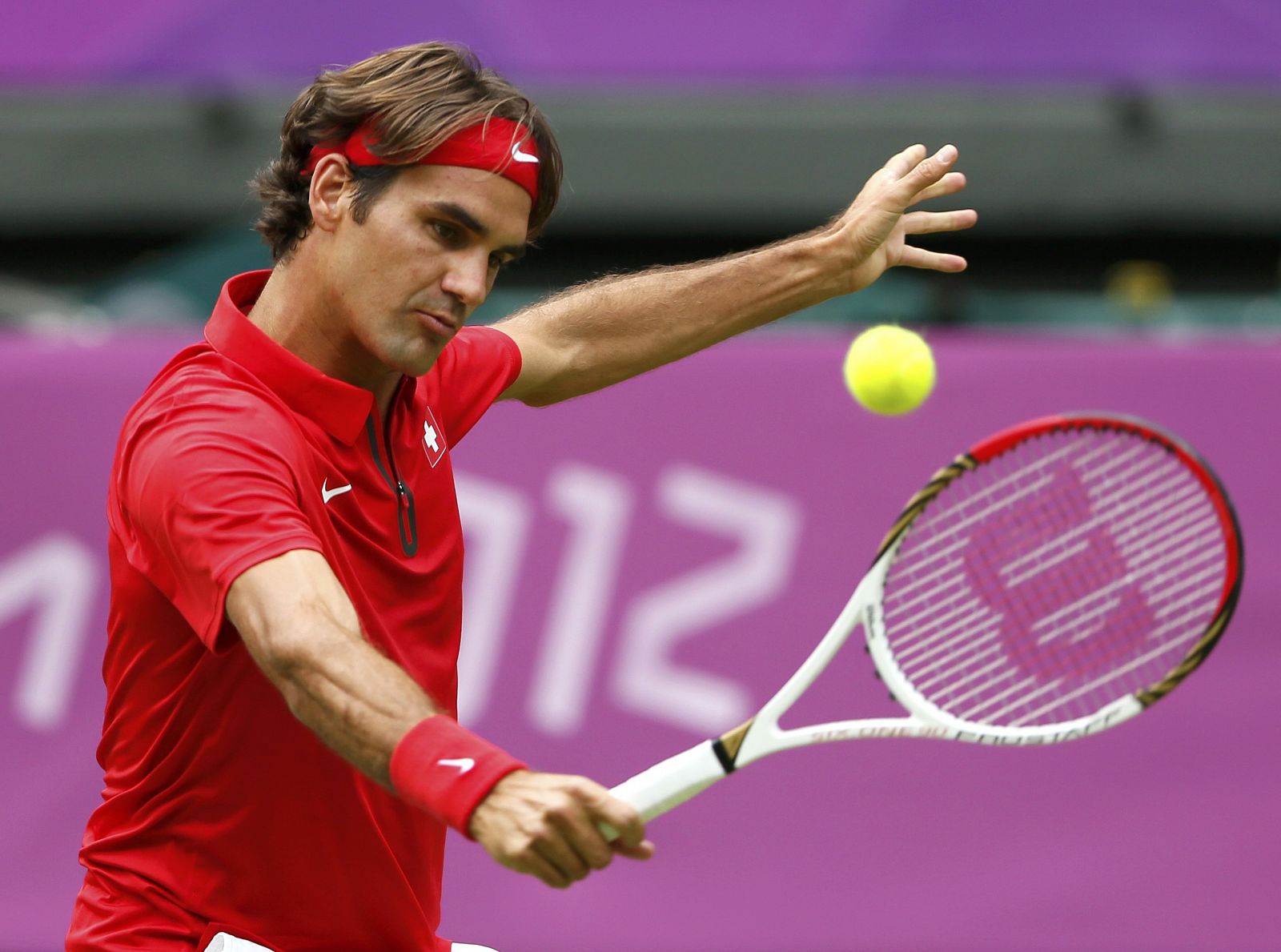 Roger Federer devuelve una bola al colombiano Alejandro Falla en Londres