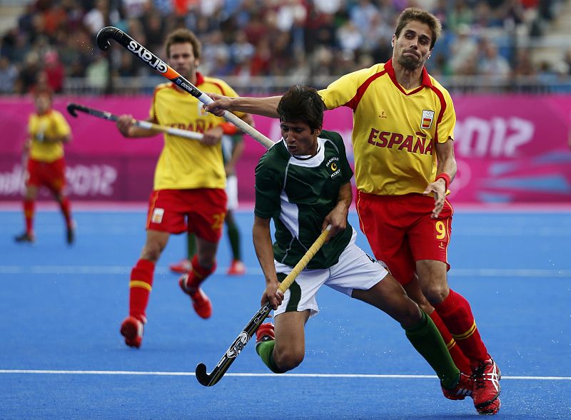 El pakistaní Muhammad Rizwan y el español Pablo Amat en el primer partido de hockey hierba en Londres 2012