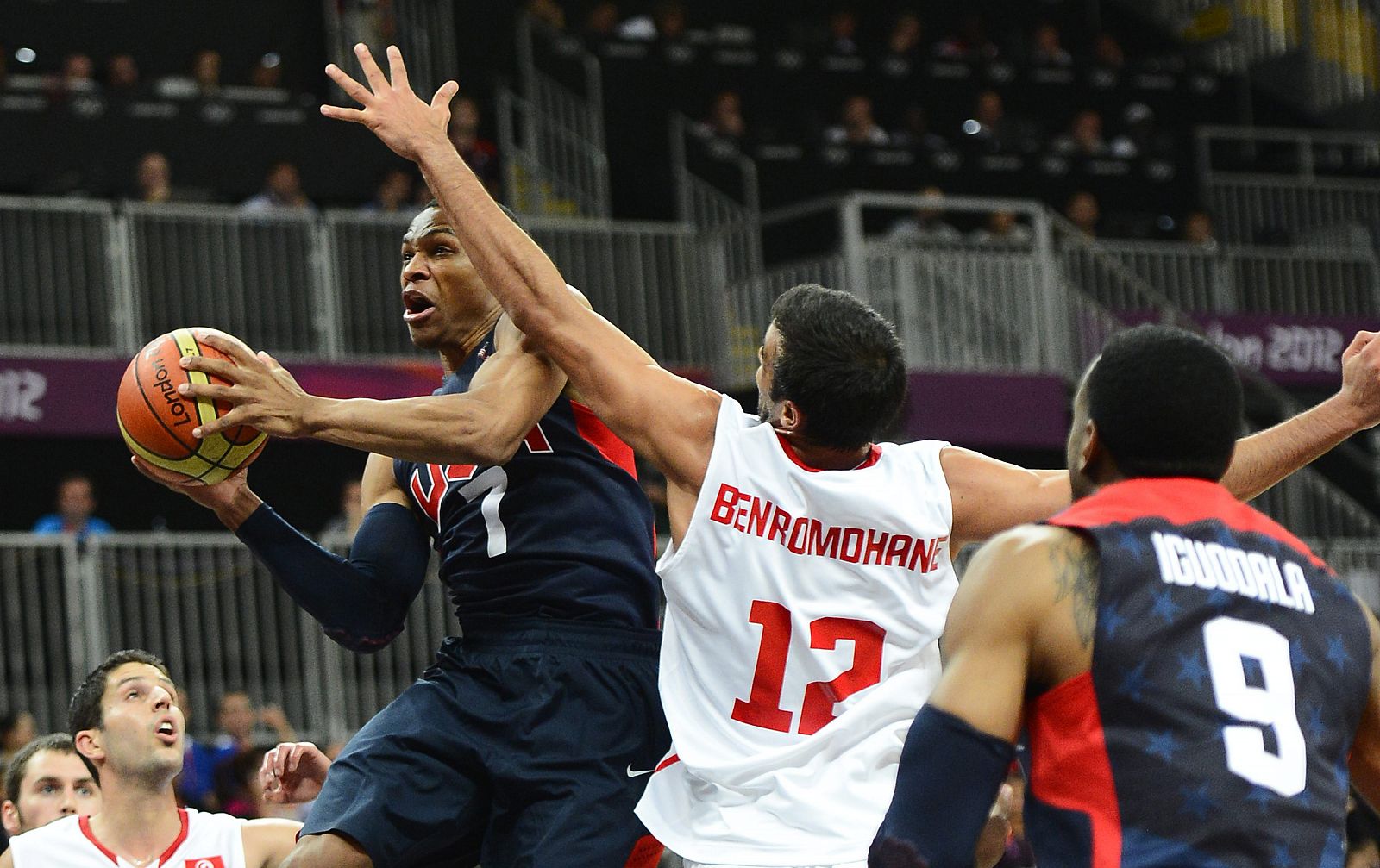 Russell Westbrook disputa el balón con Ben Ramdhane, de Túnez.