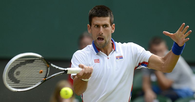 El tenista serbio Novak Djokovic devuelve la bola al australiano Lleyton Hewitt, durante los Juegos Olímpicos de Londres 2012.